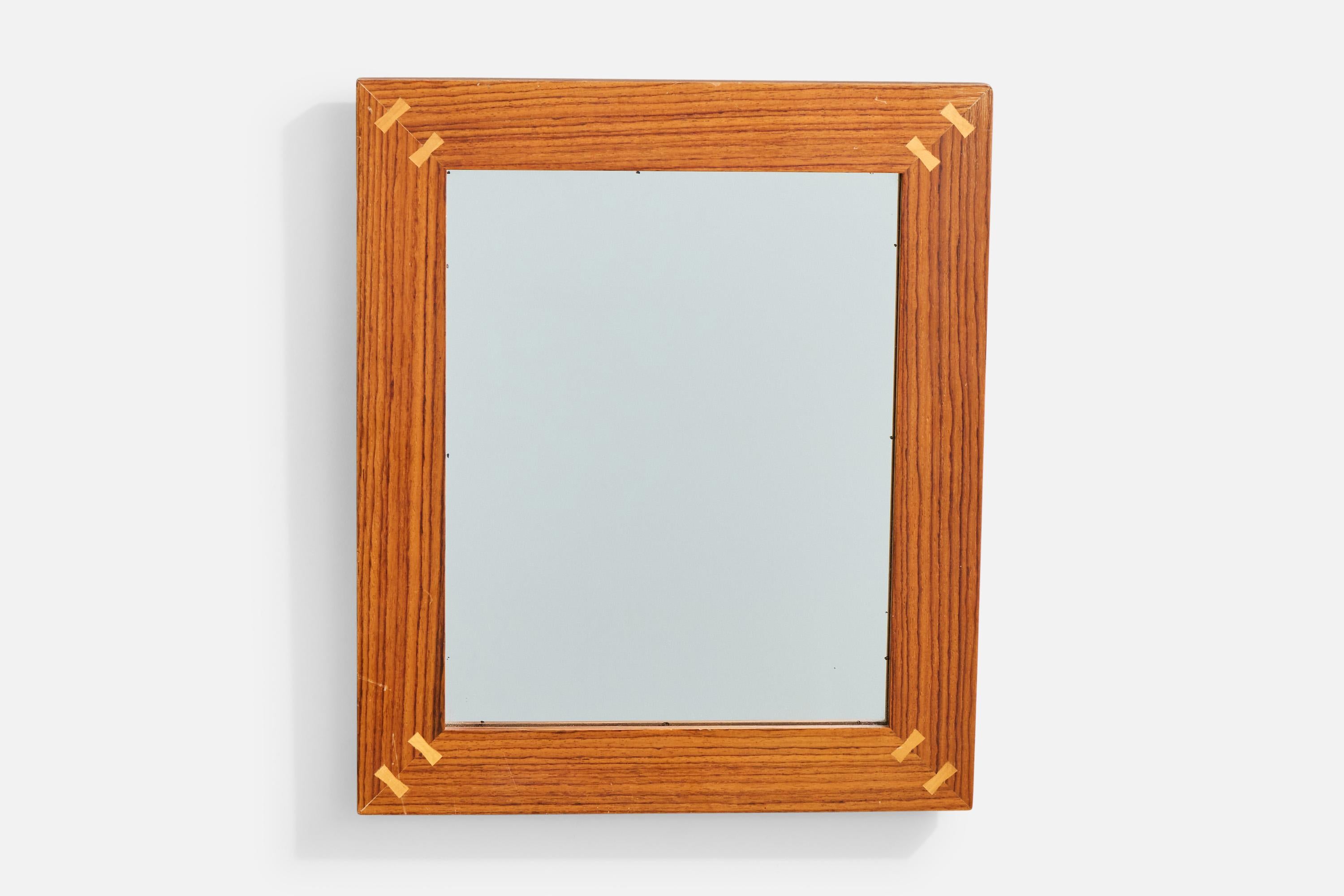 Miroir mural en bois de rose conçu par Sigvard Bernadotte et produit par Aktuell Form, Suède, c. années 1960.

Usure correspondant à l'âge et à l'usage.

Dimensions globales (pouces) : 16.5 