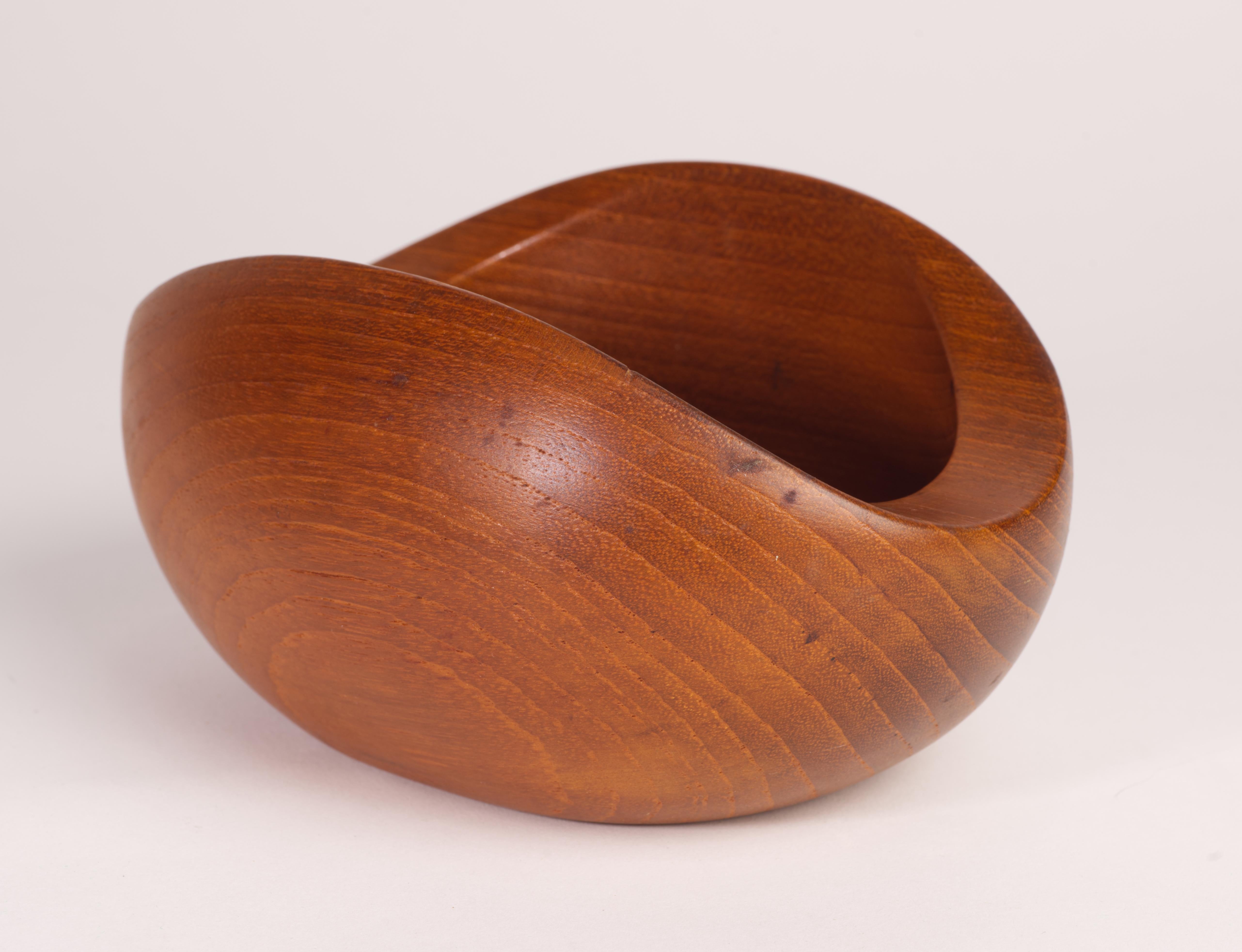  Vintage teak bowl was designed by Sigvard Nilsson for Söwe Konst Sweden in 1950s. Sculptural, organic shape showcases the beautiful wood texture of the minimal, modern piece.

The bowl is signed on the bottom with 