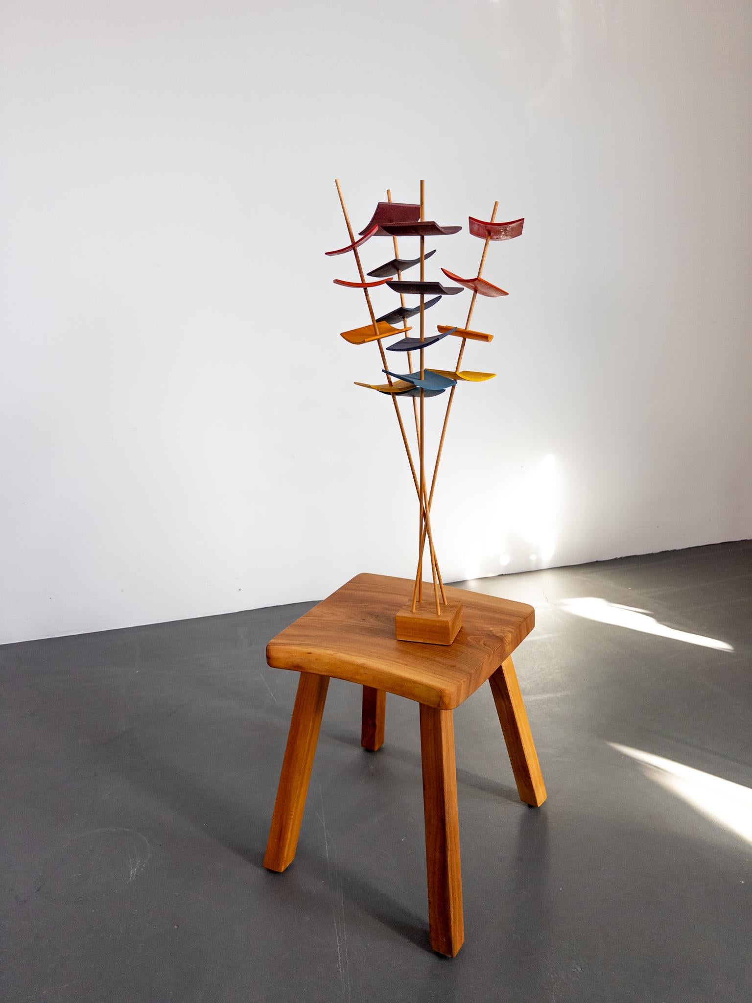 Un'impressionante e unica scultura in legno dell'artista svedese Sigvard NIlsson, creata per Söwe Konst negli anni Settanta. Interamente realizzato in olmo massiccio, questo pezzo mette in mostra il raffinato senso della forma e del ritmo di