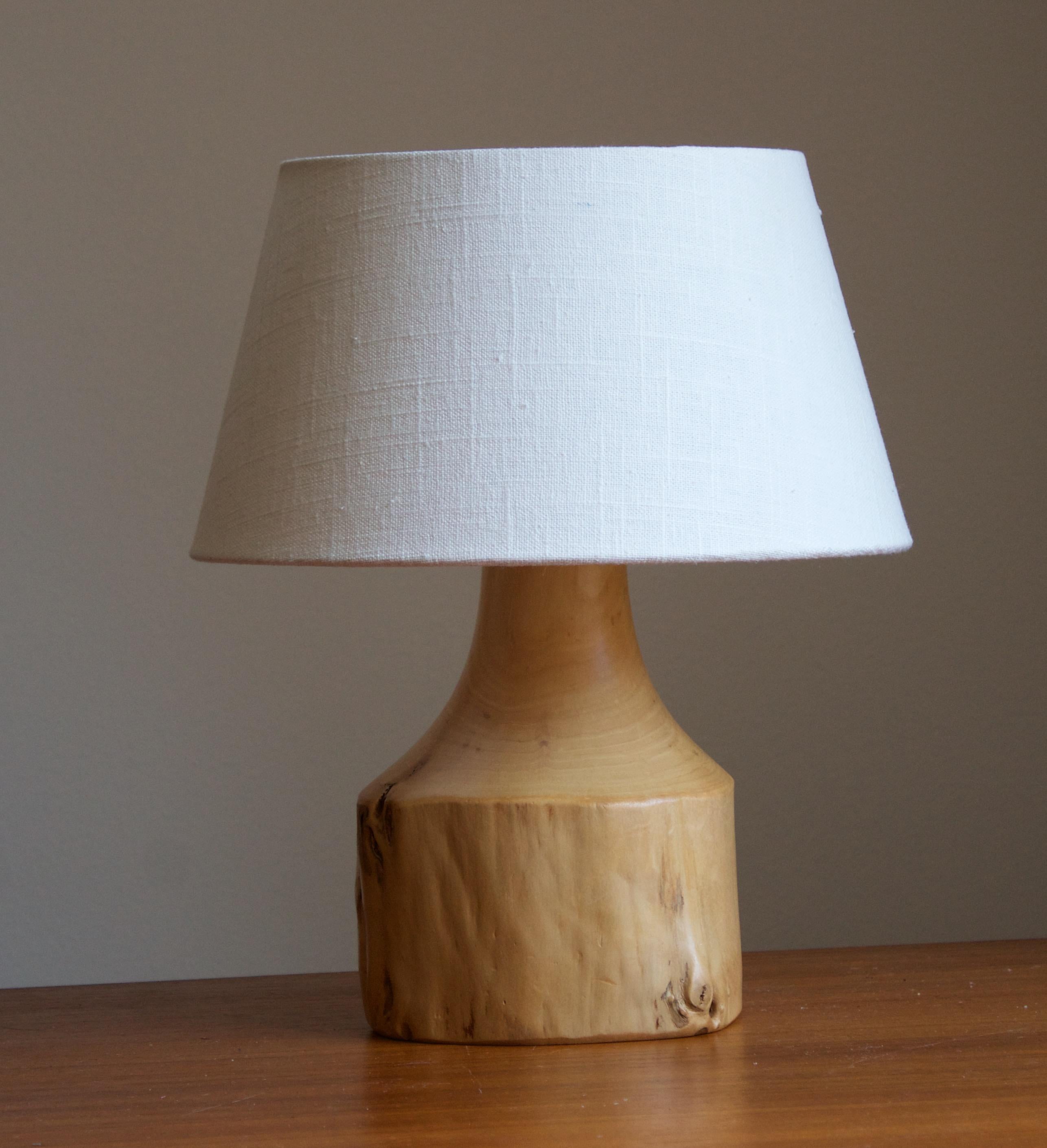 A table lamp. Designed and produced by Sigvard Nilsson for his own studio, Söwe Konst, Sweden, c. 1970s. Signed.

In solid cottonwood.

Sold without lampshade, stated dimensions exclude lampshade.