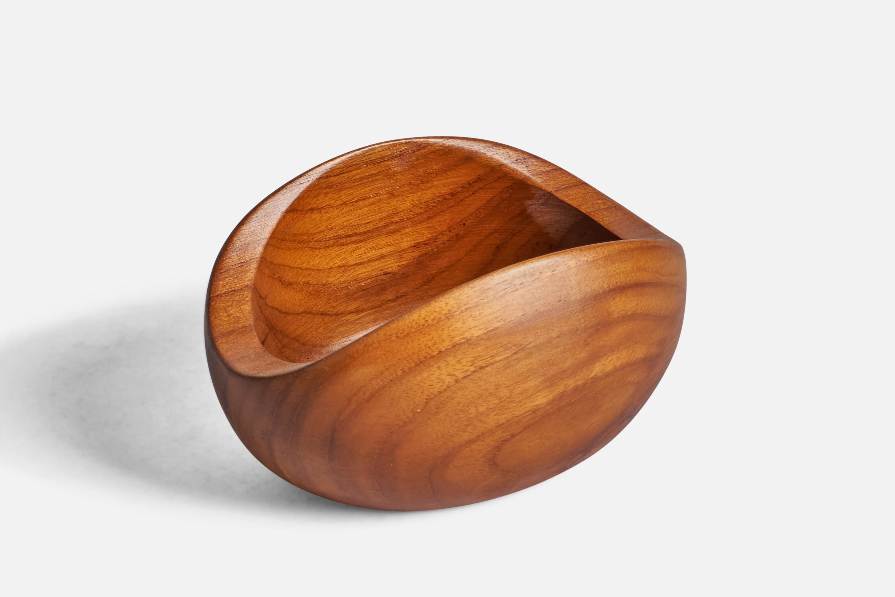 A small teak bowl designed by Sigvard Nilsson and produced by AB Söwe-Konst, Sweden, 1950s.