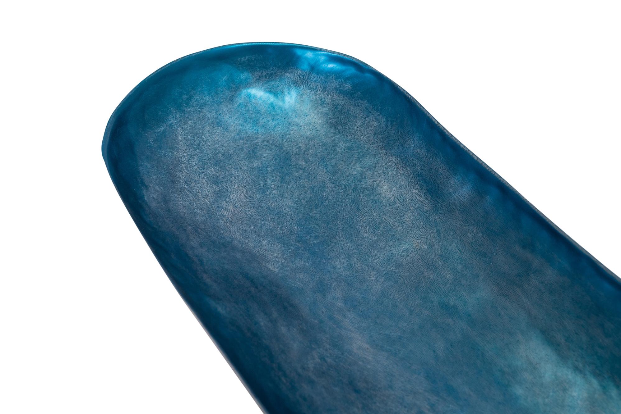 Sigve Knutson Lámpara de pie de aluminio anodizado y martillado azul, 2018 Martillado en venta