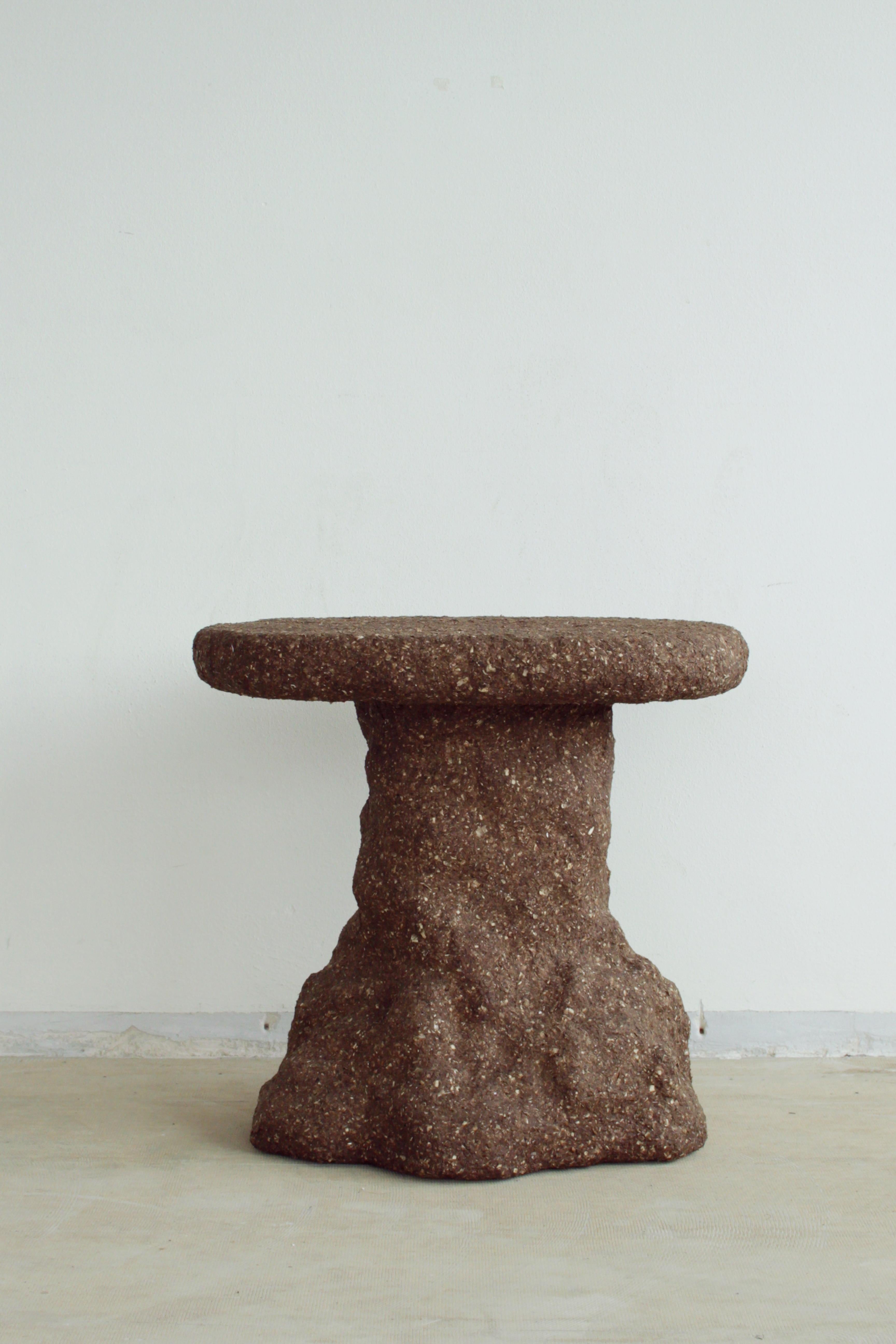 Sigve Knutson (née en 1991 en Norvège) est une designer expérimentale basée entre Oslo et Eindhoven. Il a obtenu une maîtrise en design contextuel à la Design Academy Eindhoven en 2016. Sa pratique est motivée par une mentalité de dessinateur et une