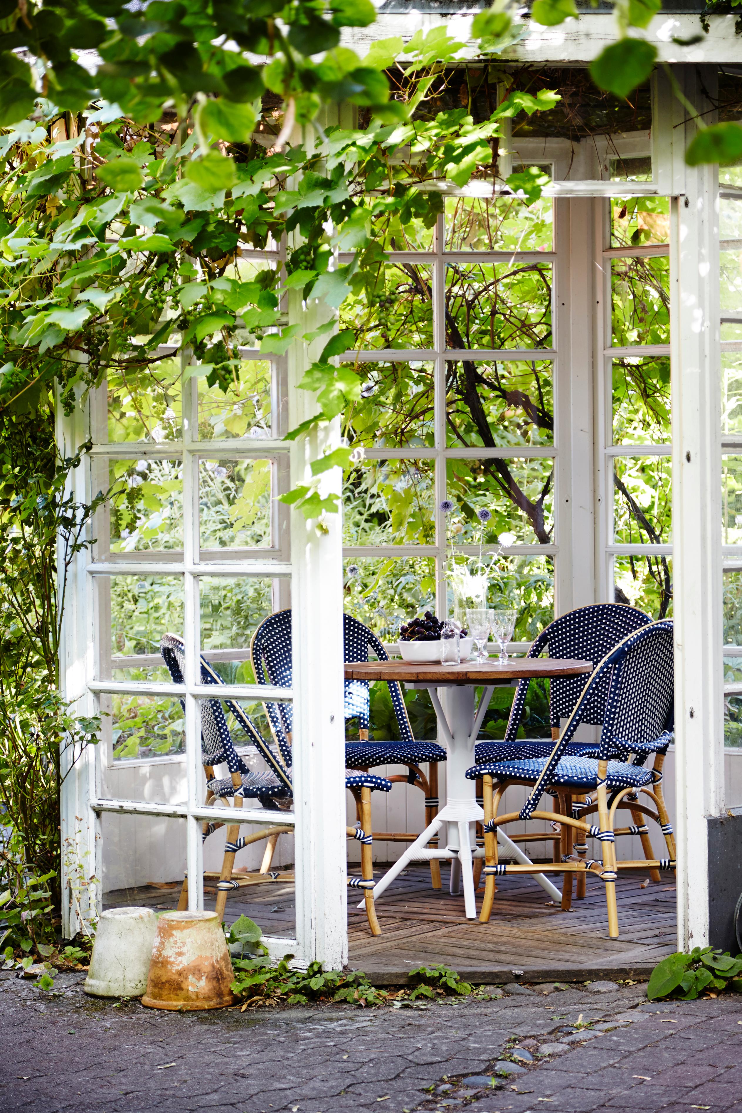 Indonesiano Sika Design Sofie, sedia da bistrot in rattan intrecciato, colore navy con Dot Dot bianchi