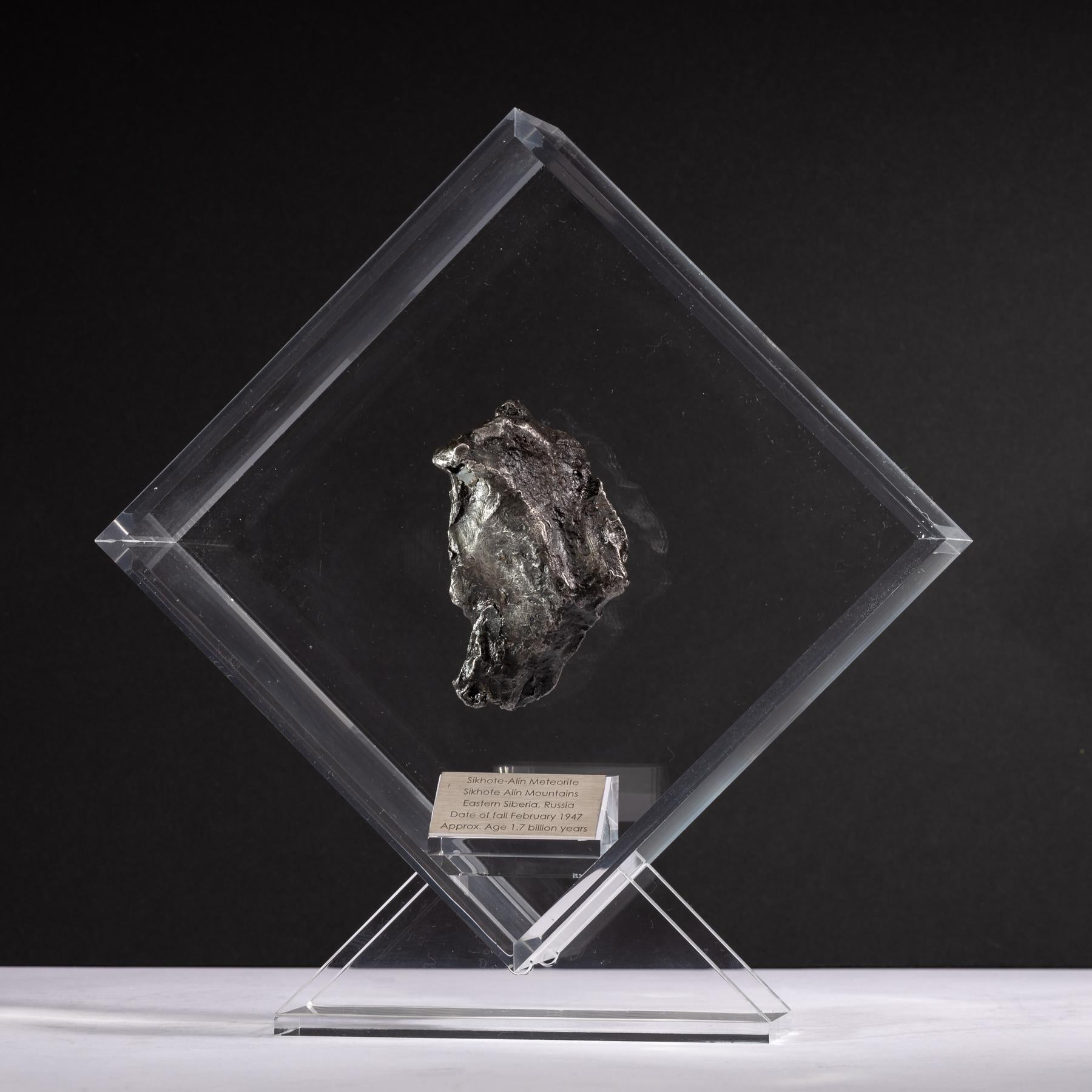 Design/One original dans un présentoir en acrylique avec un aimant donnant l'impression que la météorite flotte comme elle l'a fait dans l'espace pendant des années avant sa dernière visite sur Terre. 

Météorite de Sikhote Alin
Cette météorite