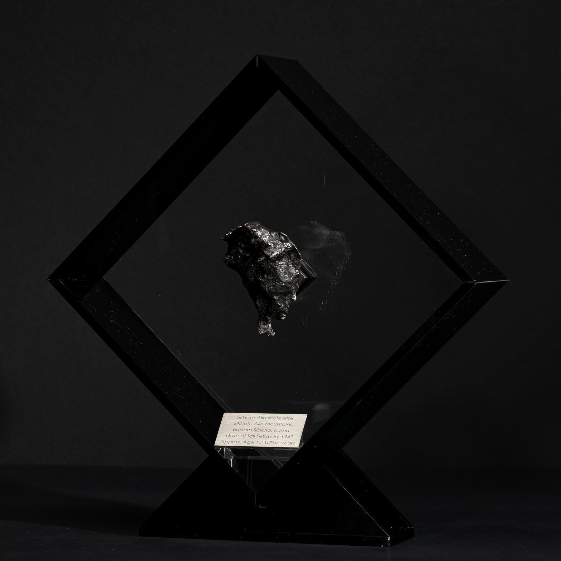 Design/One original dans un présentoir en acrylique avec un aimant donnant l'impression que la météorite flotte comme elle l'a fait dans l'espace pendant des années avant sa dernière visite sur Terre. 

Météorite de Sikhote Alin
Cette météorite en