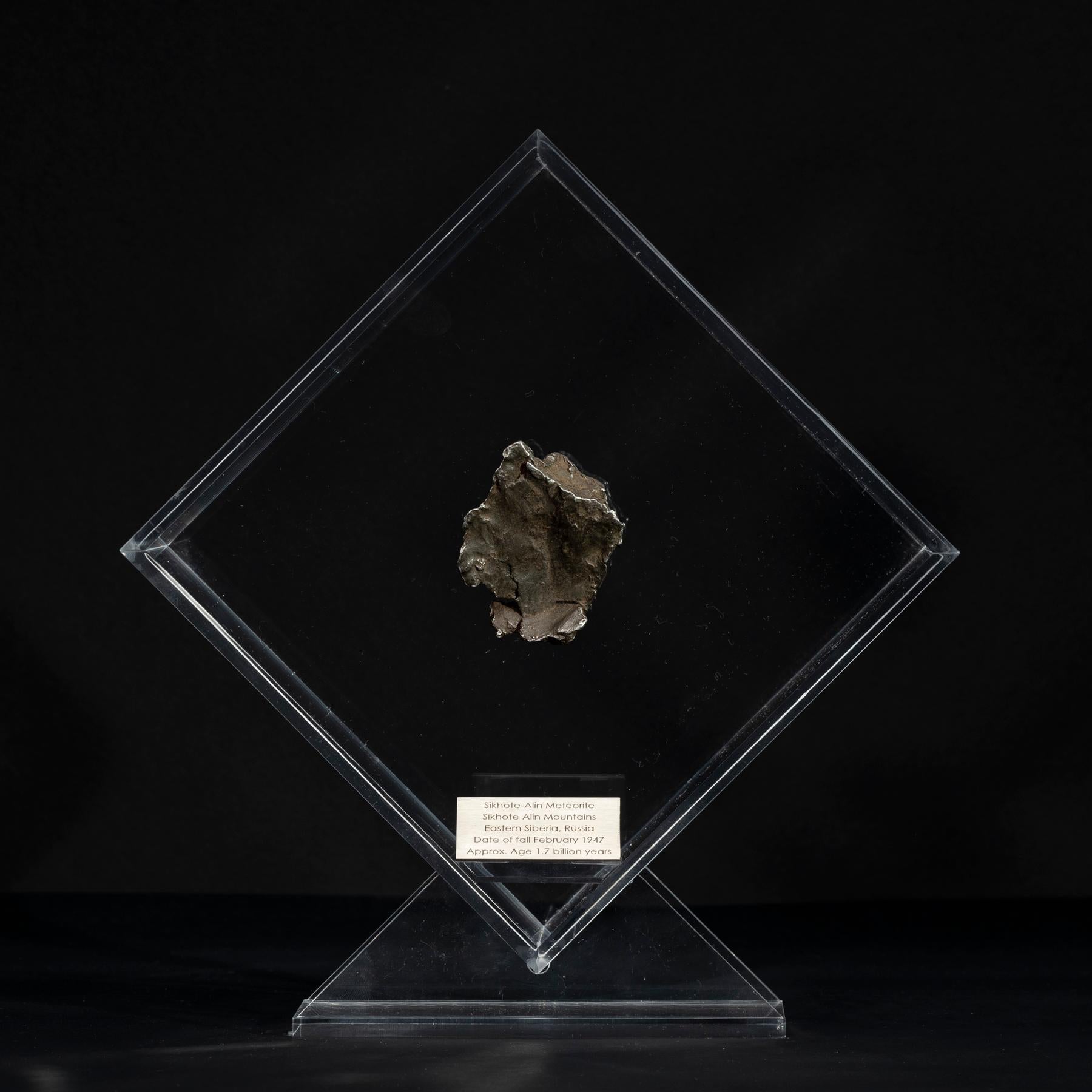 Design originale in un espositore in acrilico con un magnete che fa sembrare che il meteorite fluttui nello stesso modo in cui ha fluttuato nello spazio per anni prima della sua ultima visita sulla Terra. 

Meteorite di Sikhote Alin
Questo meteorite