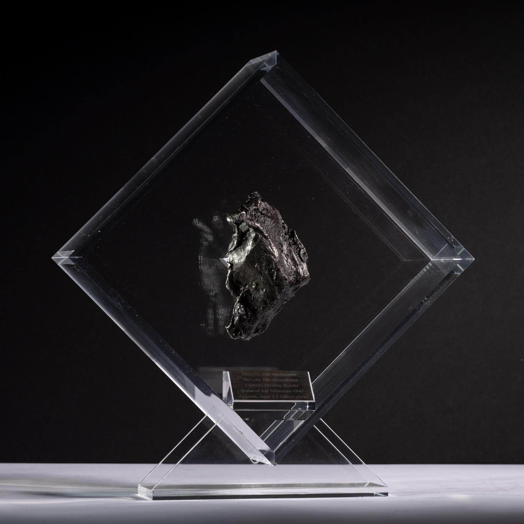 Organique Sikhote Alin Meteorite de Sibérie, Russie, exposé sur mesure en acrylique en vente