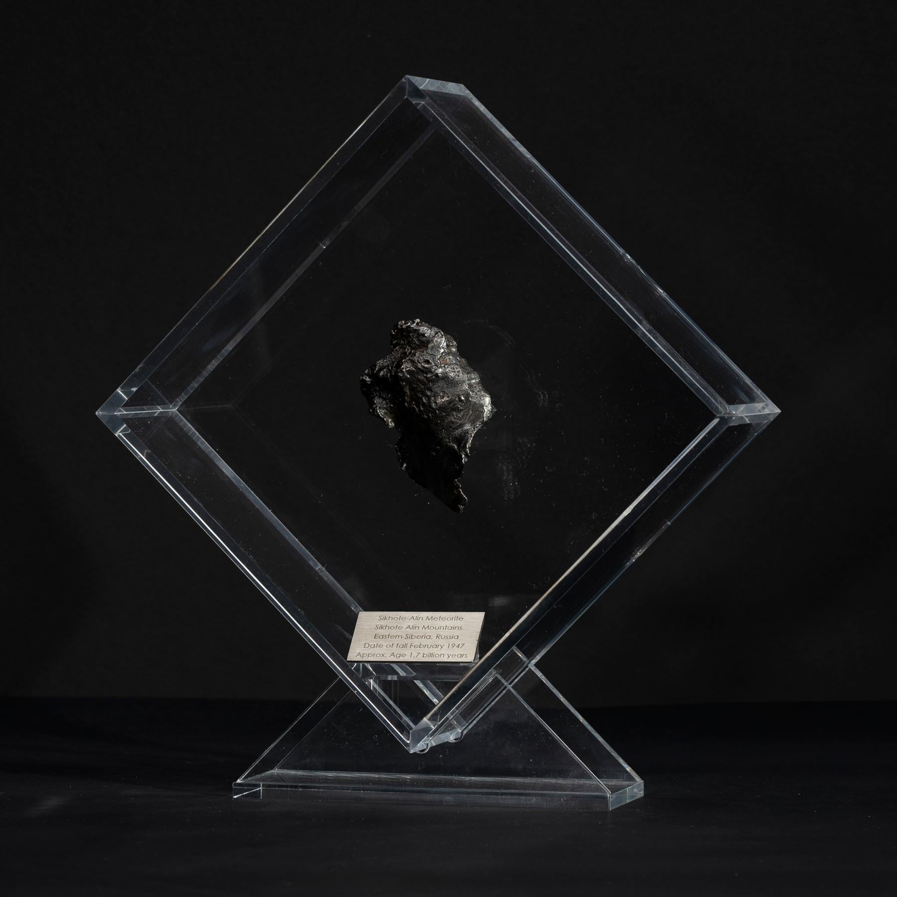 Sikhote Alin Meteorit aus Sibirien, Russland, in einer maßgefertigten Acryl-Ausstellung (Organische Moderne) im Angebot