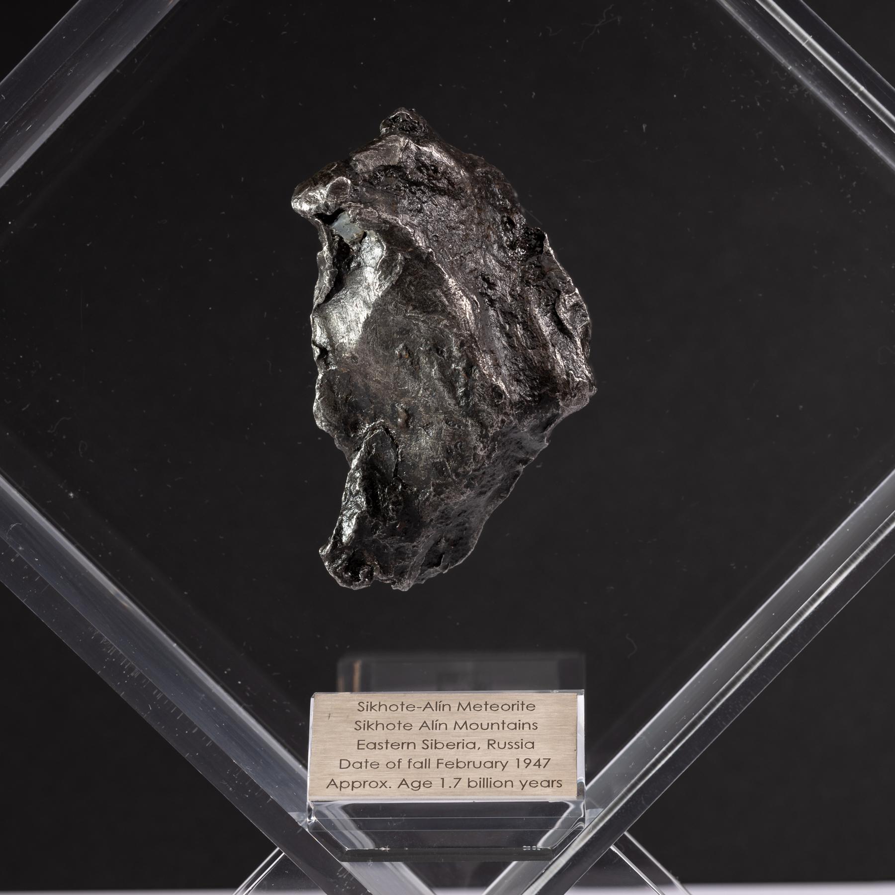 Sikhote Alin Meteorit aus Sibirien, Russland, in einer maßgefertigten Acryl-Ausstellung (Mexikanisch) im Angebot