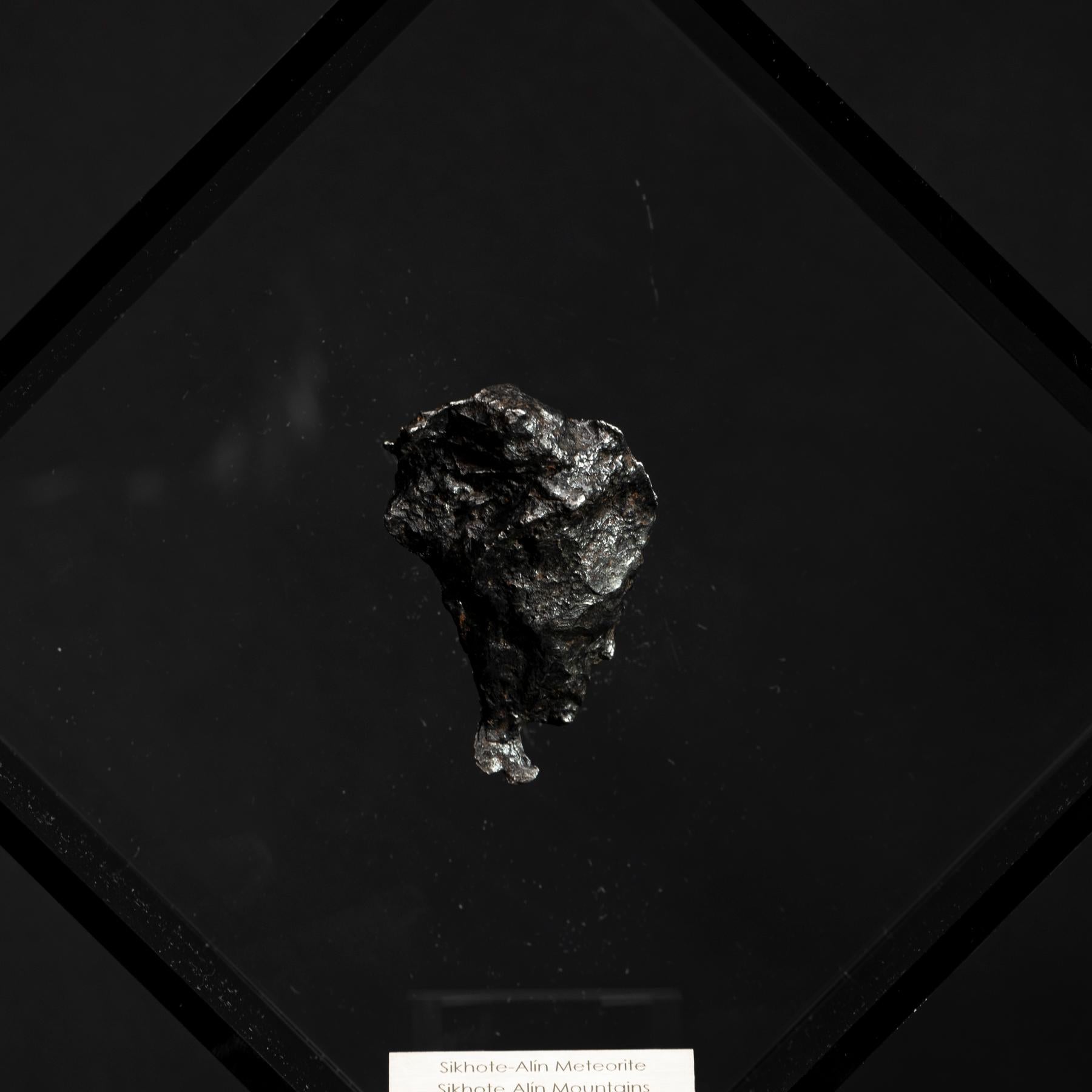 Sikhote Alin Meteorit aus Sibirien, Russland, in einer maßgefertigten Acryl-Ausstellung (Mexikanisch) im Angebot