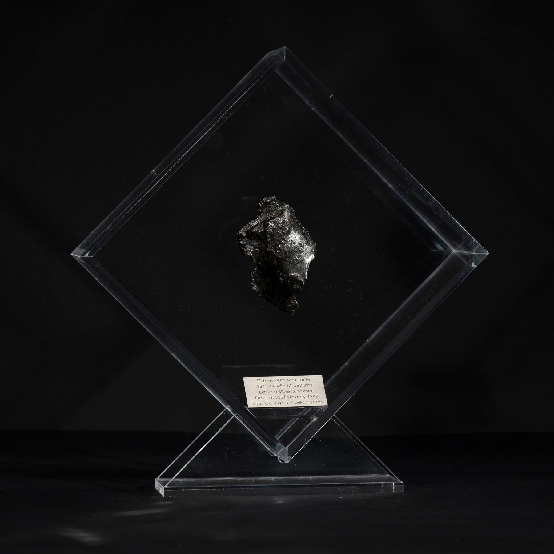 Mexicain Sikhote Alin Meteorite de Sibérie, Russie, exposé sur mesure en acrylique en vente