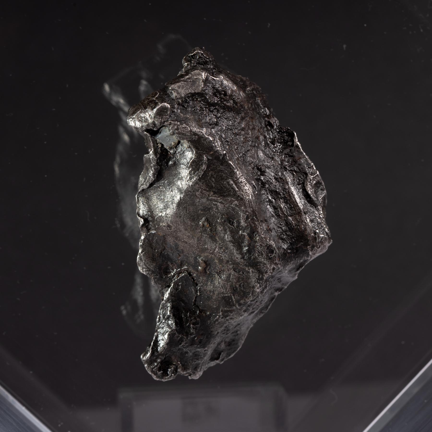 Sikhote Alin Meteorit aus Sibirien, Russland, in einer maßgefertigten Acryl-Ausstellung im Zustand „Neu“ im Angebot in Polanco, CDMX