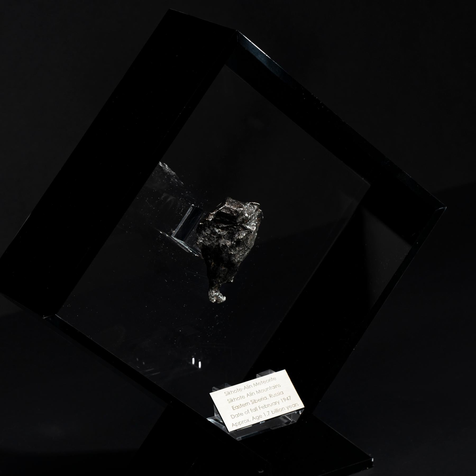 Sikhote Alin Meteorite de Sibérie, Russie, exposé sur mesure en acrylique Neuf - En vente à Polanco, CDMX