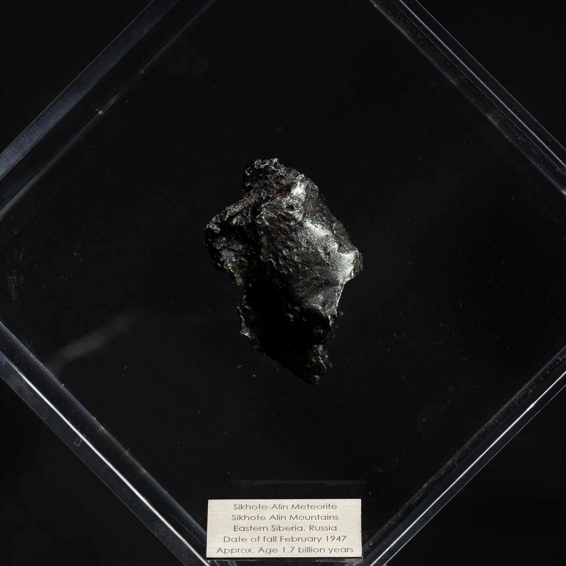 Sikhote Alin Meteorit aus Sibirien, Russland, in einer maßgefertigten Acryl-Ausstellung im Zustand „Neu“ im Angebot in Polanco, CDMX