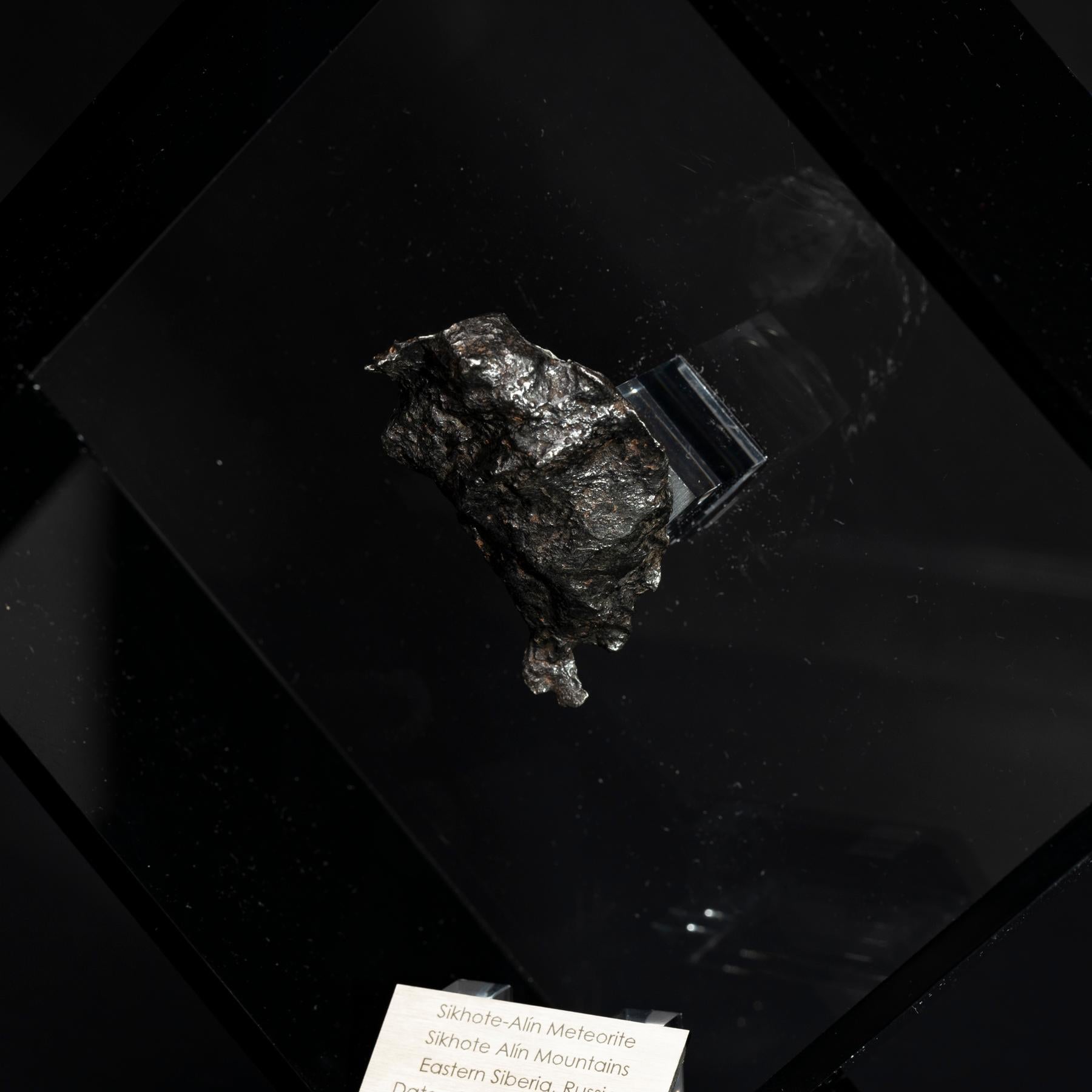 Sikhote Alin Meteorit aus Sibirien, Russland, in einer maßgefertigten Acryl-Ausstellung (21. Jahrhundert und zeitgenössisch) im Angebot