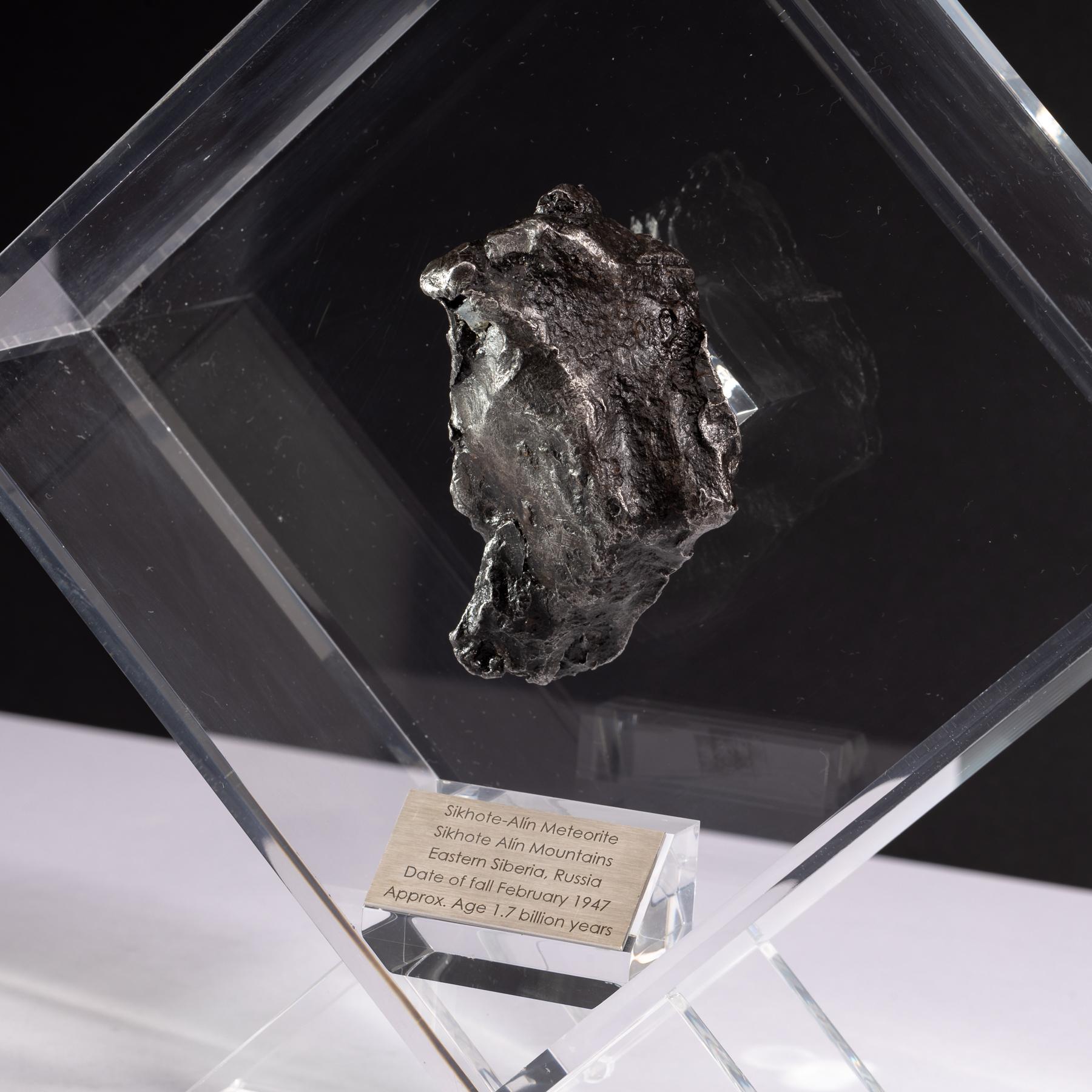 Sikhote Alin Meteorit aus Sibirien, Russland, in einer maßgefertigten Acryl-Ausstellung (Magnete) im Angebot