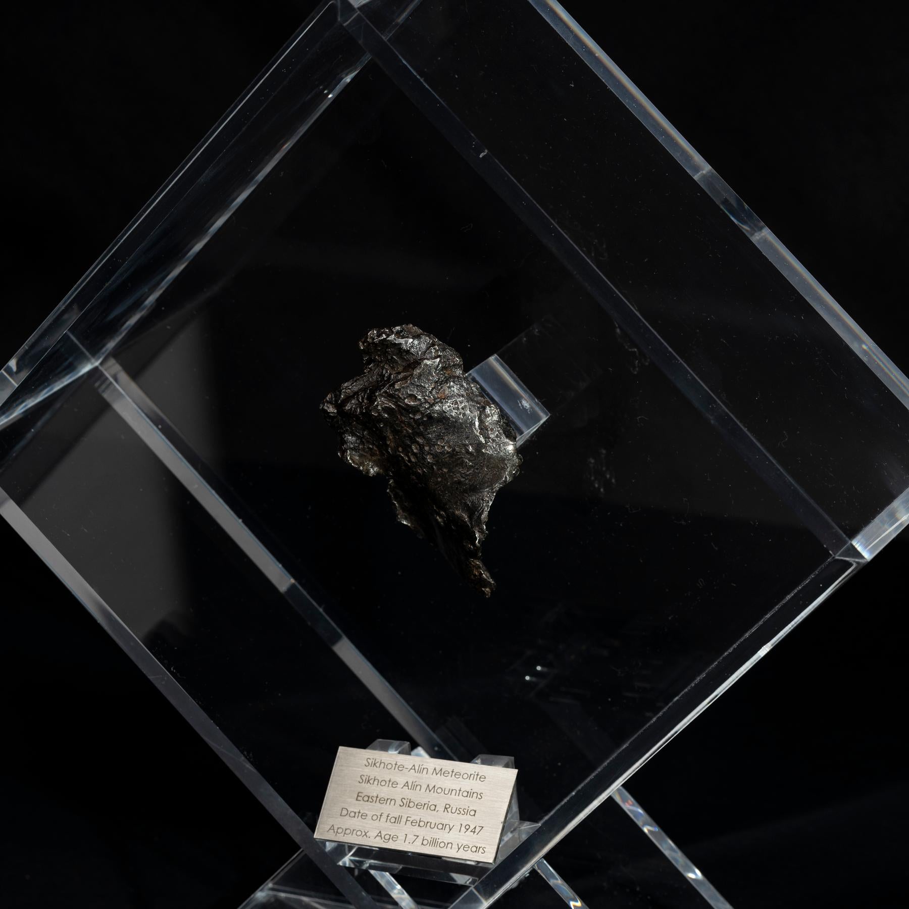 Sikhote Alin Meteorit aus Sibirien, Russland, in einer maßgefertigten Acryl-Ausstellung (Magnete) im Angebot