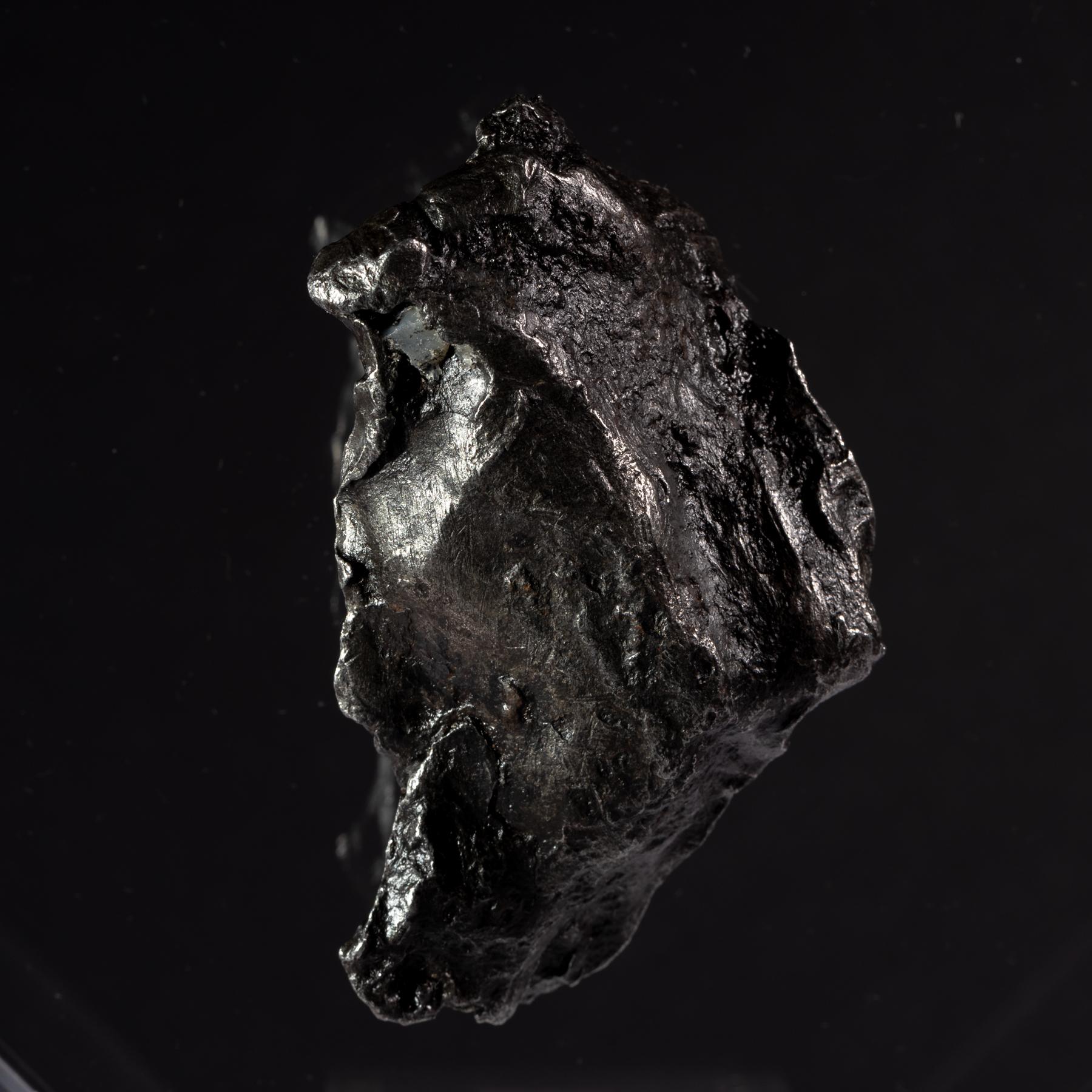Sikhote Alin Meteorite from Siberia, Russia in a Custom Acrylic Display In New Condition For Sale In Polanco, CDMX