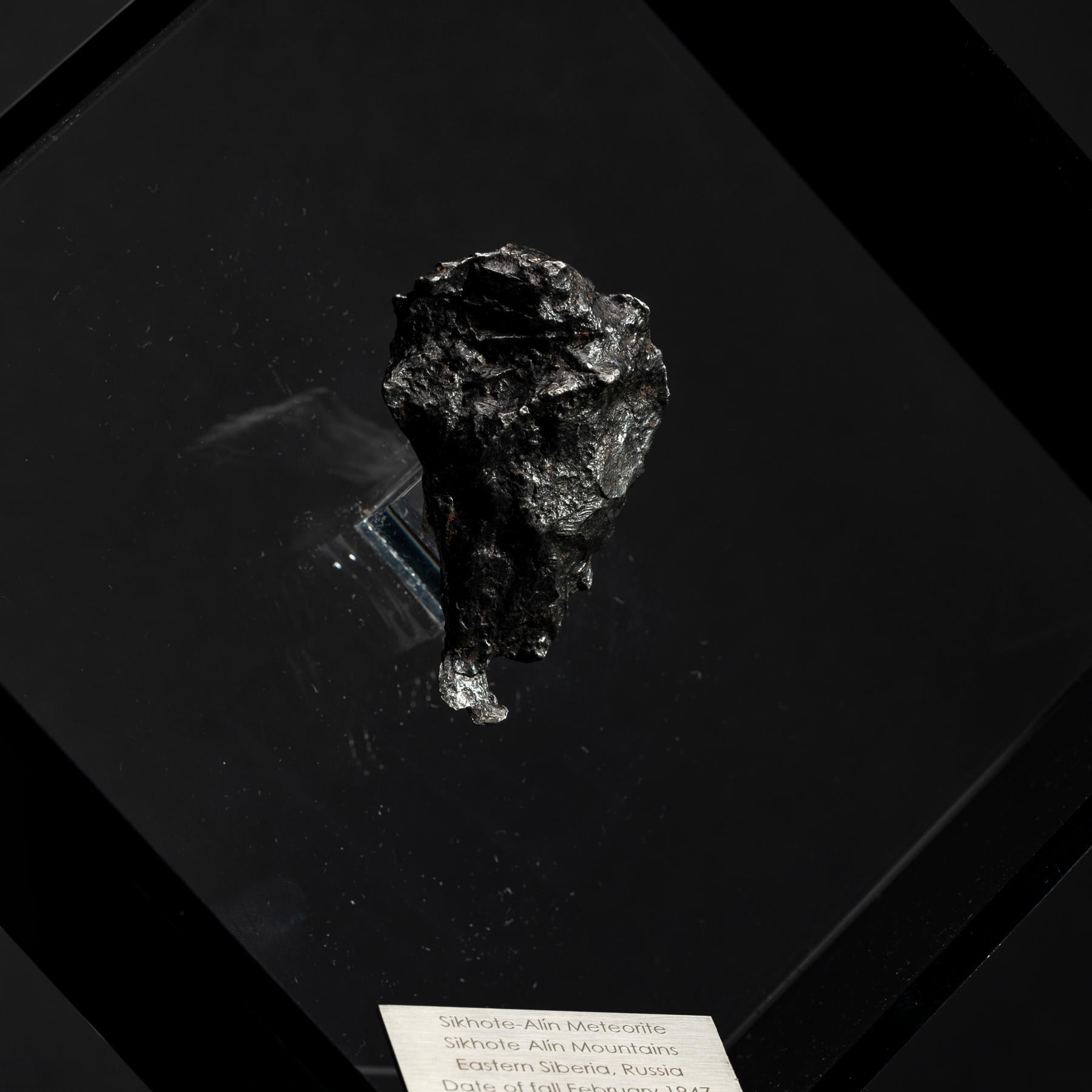 Sikhote Alin Meteorite de Sibérie, Russie, exposé sur mesure en acrylique en vente 1