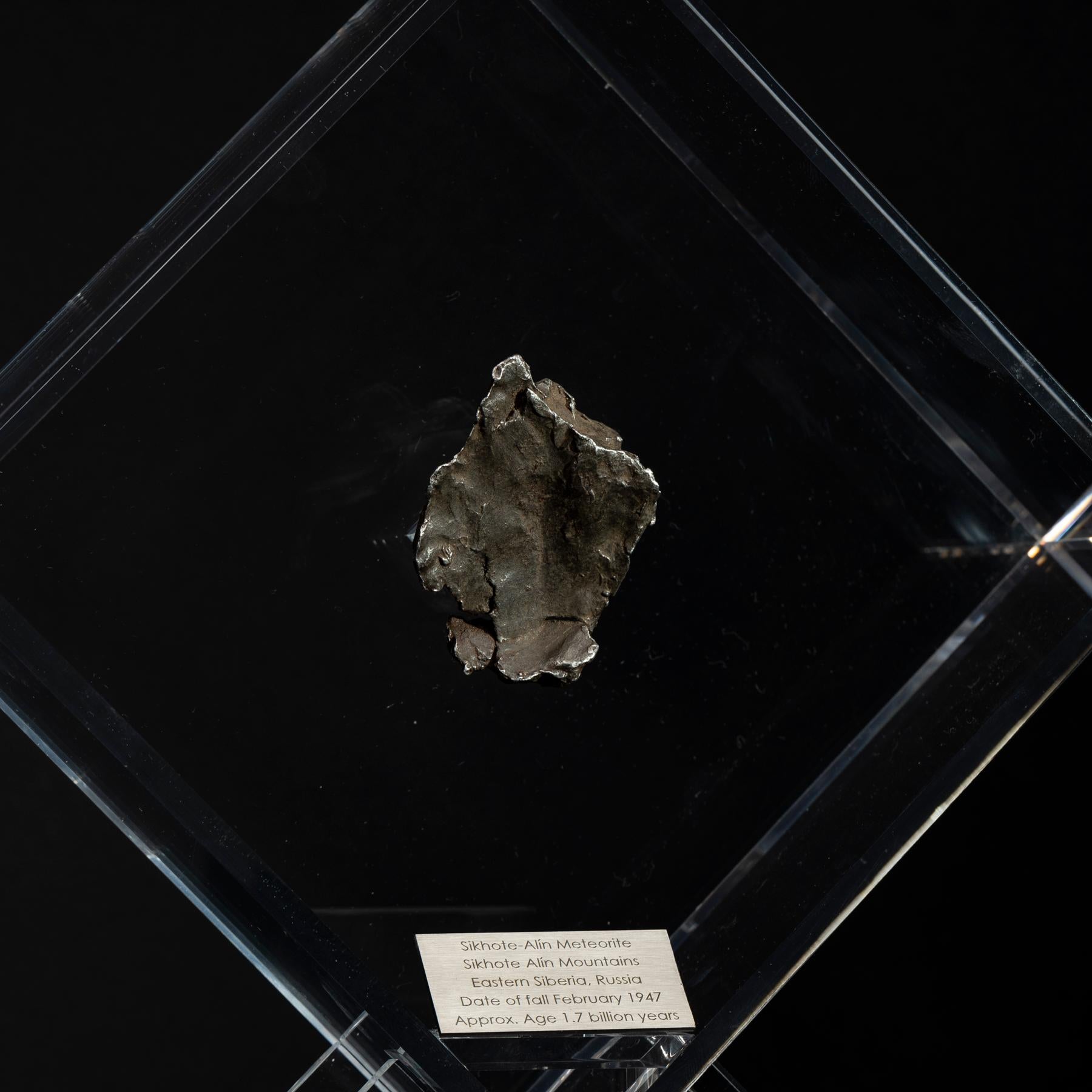 Sikhote Alin Meteorit aus Sibirien, Russland, in einer maßgefertigten Acryl-Ausstellung im Angebot 2