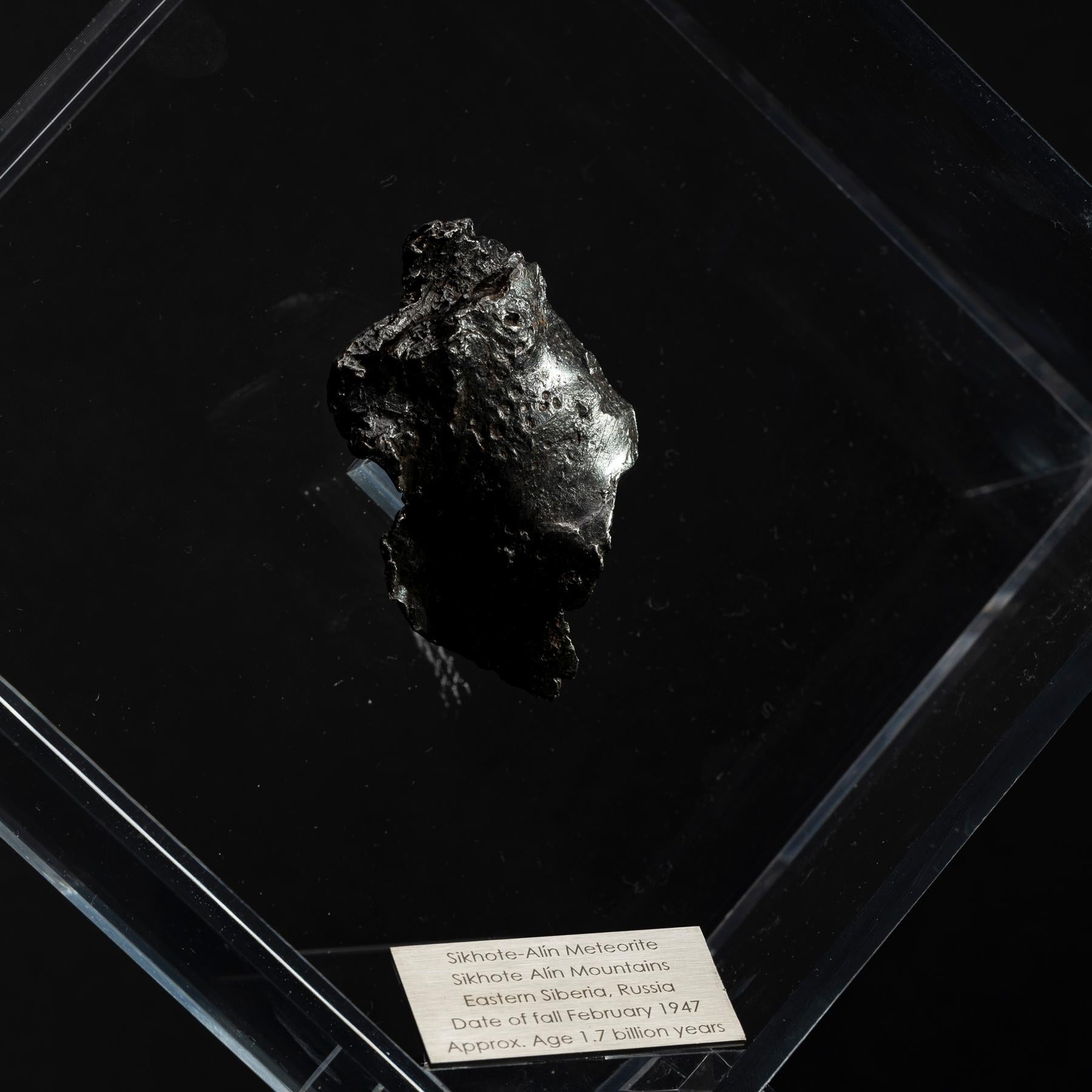 Sikhote Alin Meteorit aus Sibirien, Russland, in einer maßgefertigten Acryl-Ausstellung im Angebot 2