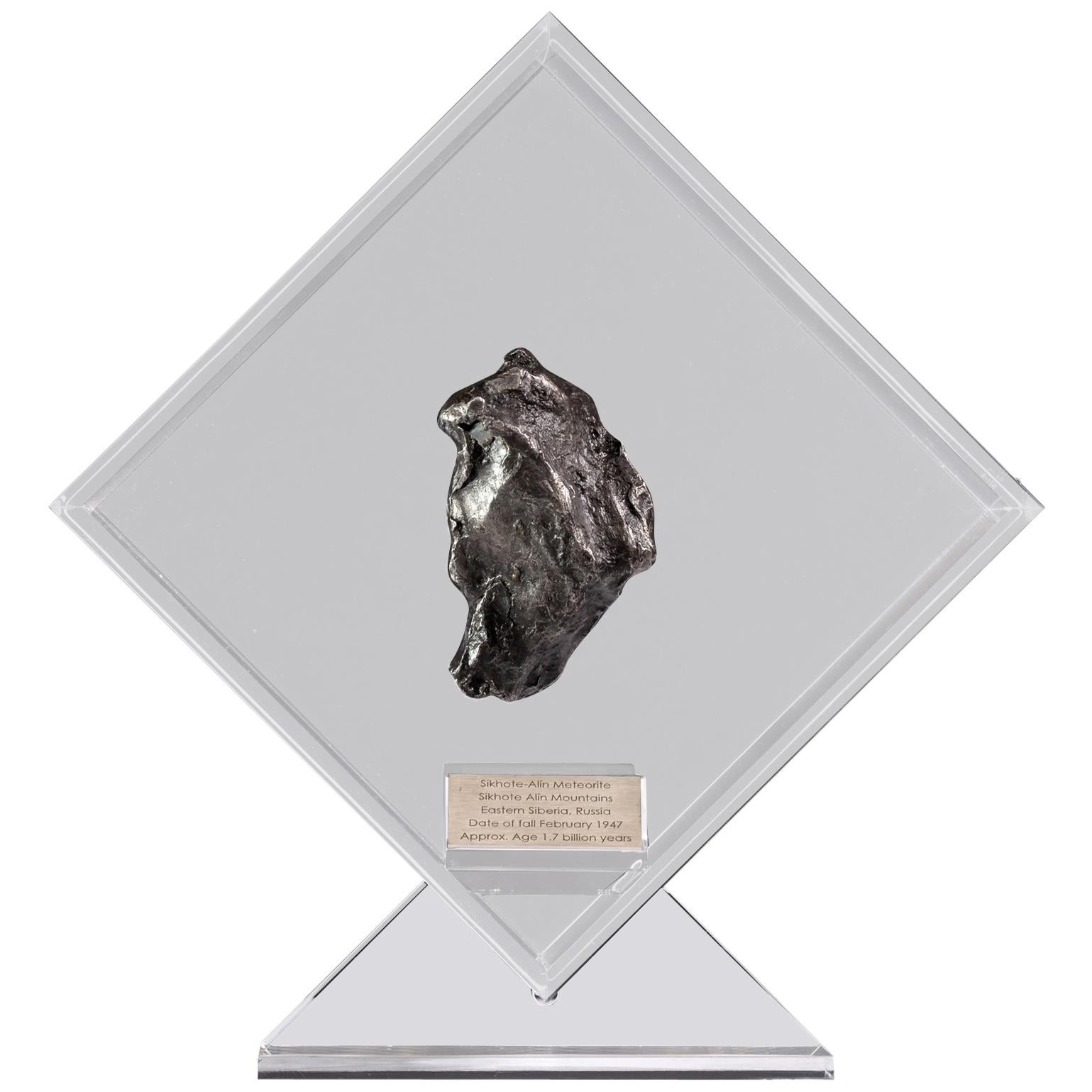 Sikhote Alin Meteorit aus Sibirien, Russland, in einer maßgefertigten Acryl-Ausstellung