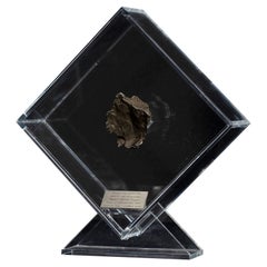 Meteorite Sikhote Alin dalla Siberia, Russia, in un espositore acrilico personalizzato