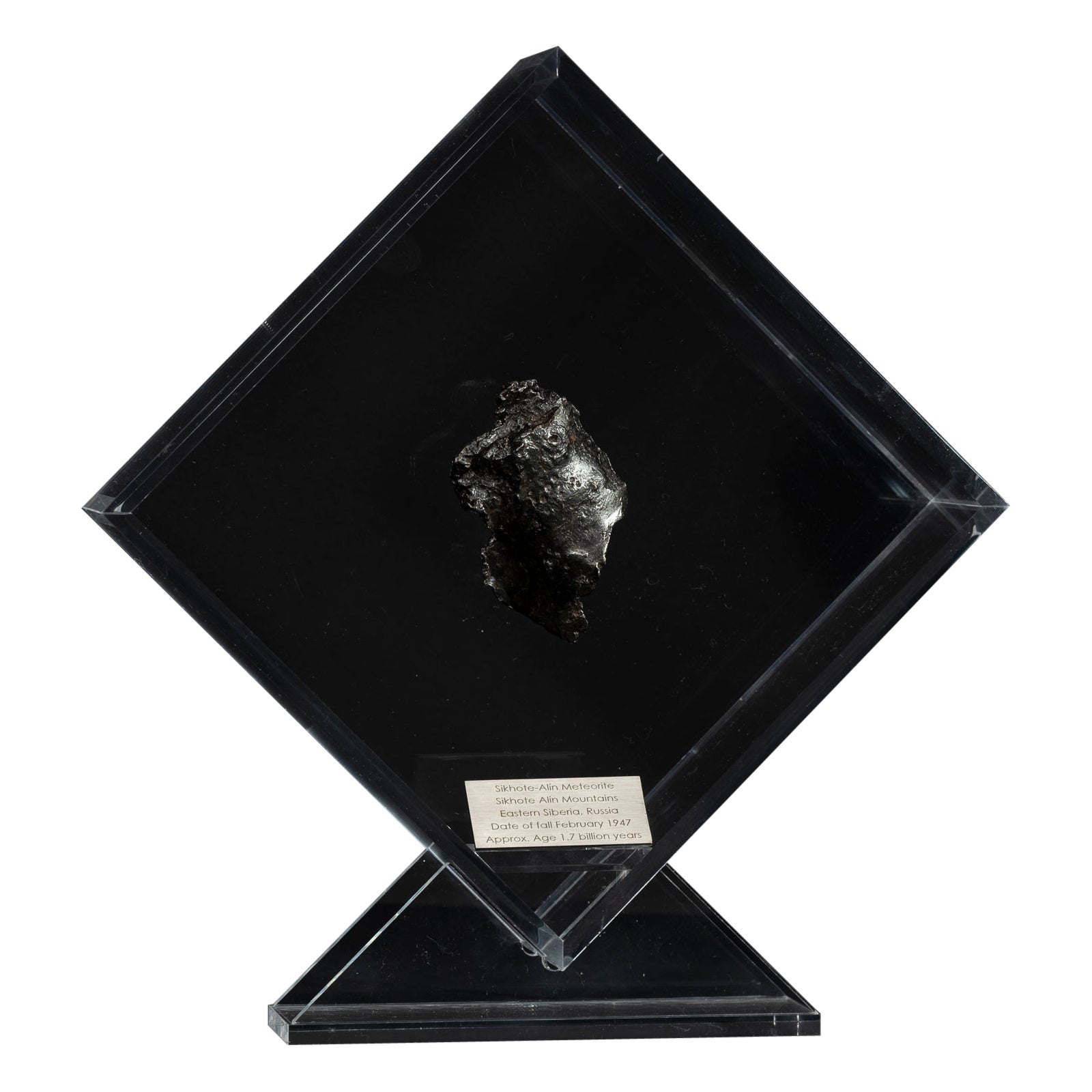 Meteorito Sikhote Alin de Siberia, Rusia, en un expositor acrílico personalizado