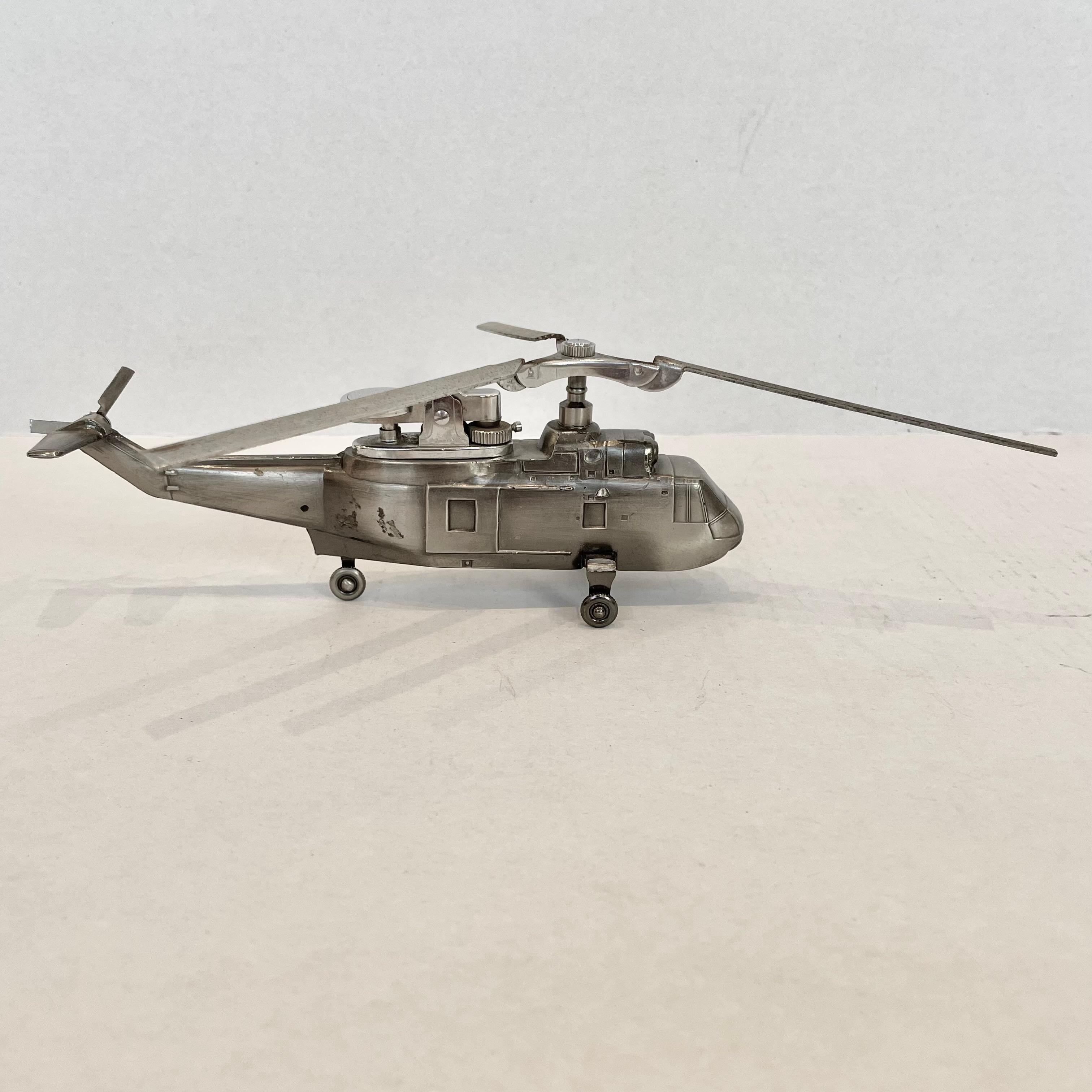 Superbe briquet de table vintage en forme d'hélicoptère Skiorsky SH-3A/D. Fabriqué au Japon, années 80. Cette pièce présente un bel équilibre et des détails comme des hélices qui tournent et se replient. Accessoire de tabac cool et pièce de