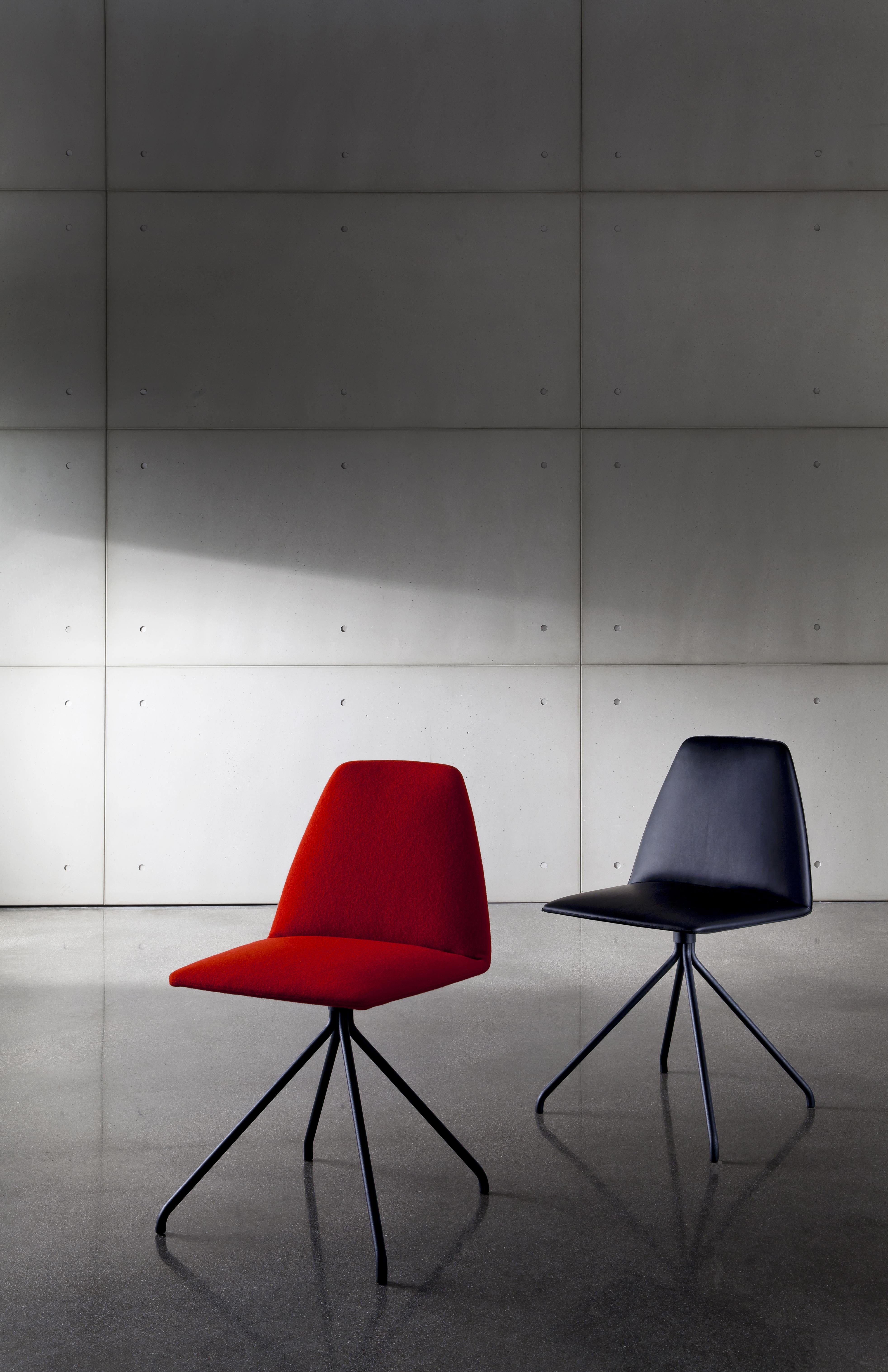 Chair with embossed metal base lacquered in mocha, black, white or clay. Body completely covered in Kvadrat fabric 674 red.

Designed by the Lievore Altherr Molina studio, thanks to the essential construction and balanced proportions SILA can fit
