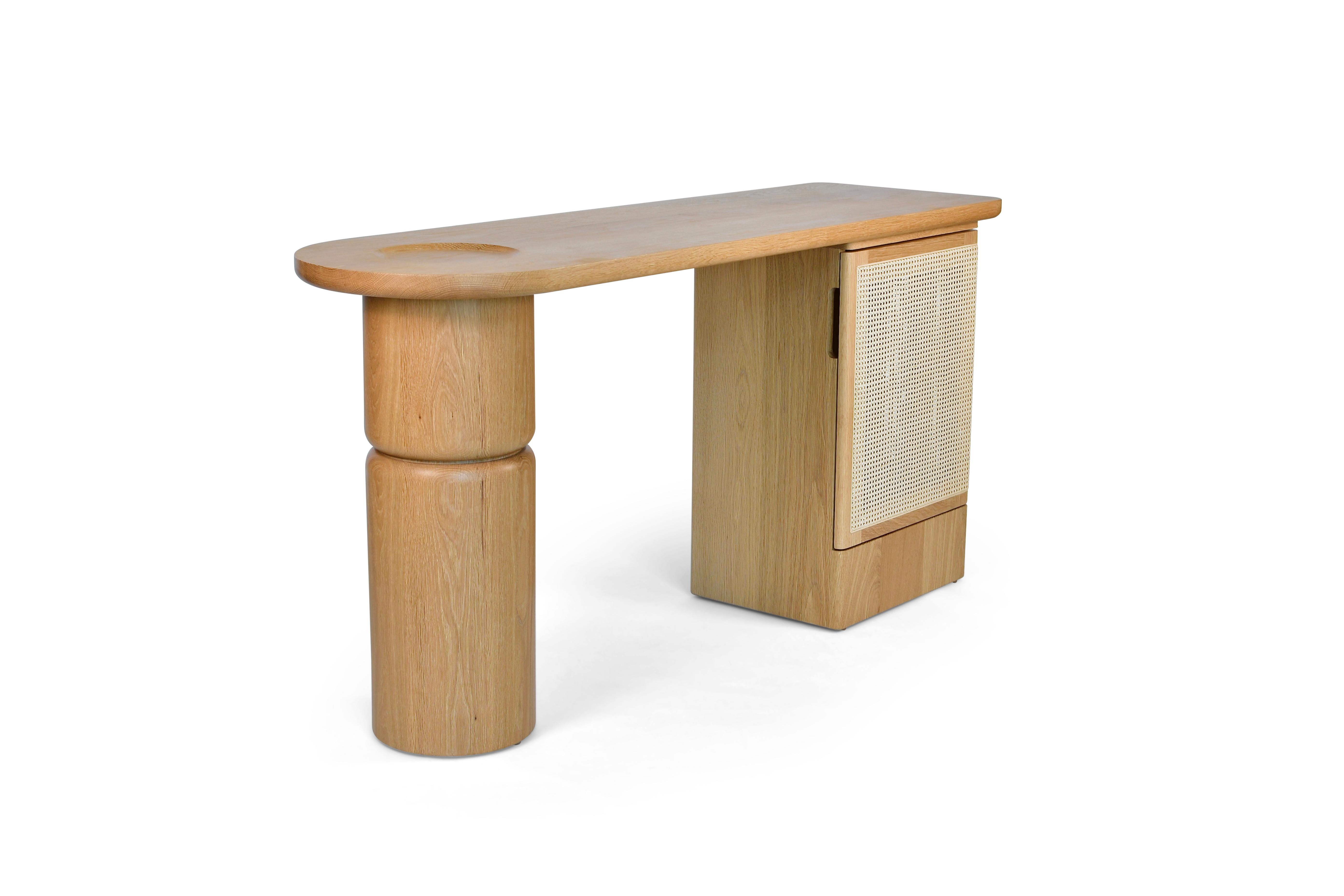 Der Silas Konsolentisch ist eine moderne Erkundung klarer Linien und minimalistischer Formen, inspiriert von der De Stijl-Designbewegung. Die Konsole inspiriert sich an der Vereinfachung der Grundformen und ihrer Anwendungen.
Durch die Betonung der