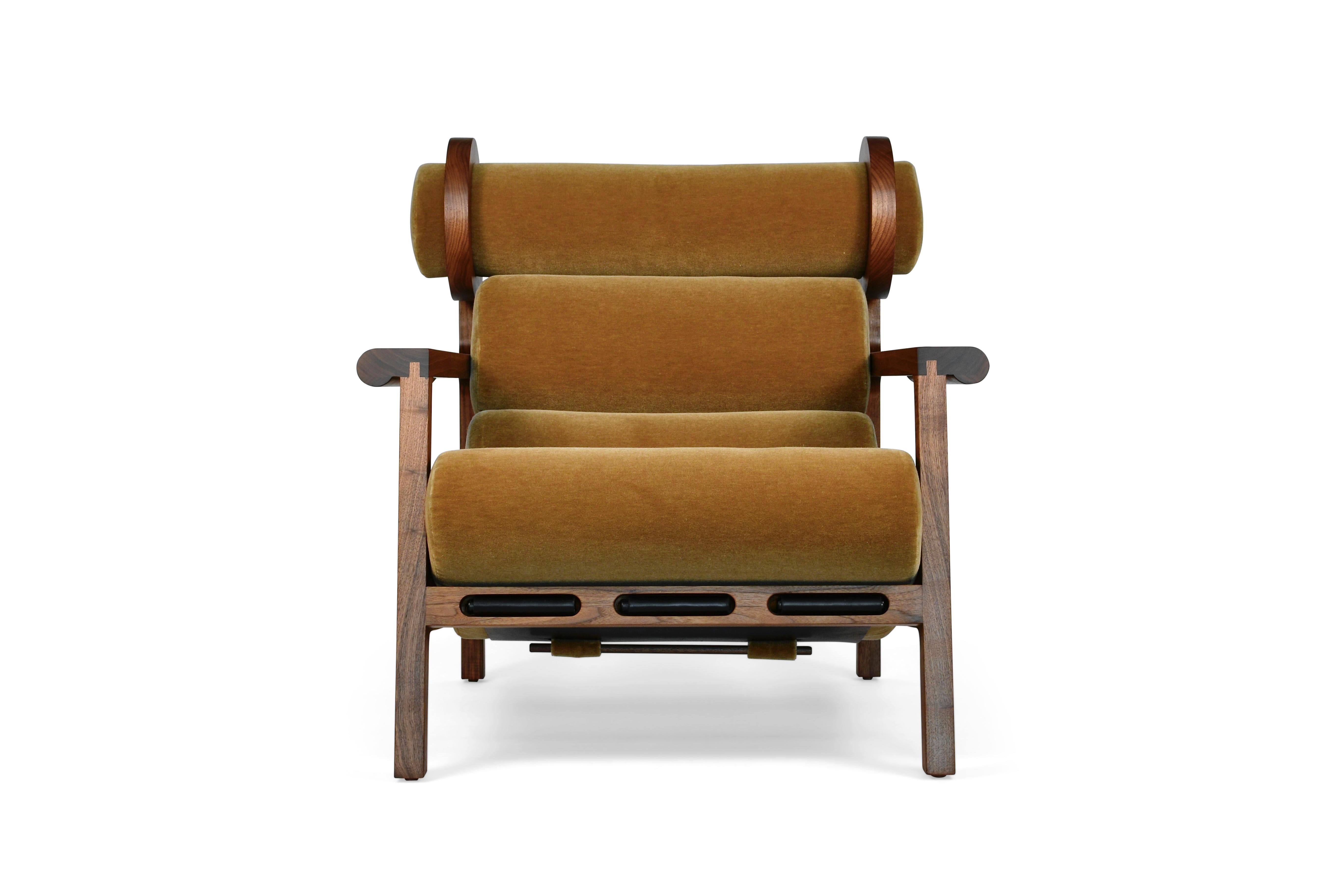 La Silas Lounge Chair, con la sua struttura in legno massiccio lavorata a mano, prende spunto dai magistrali design delle sedie del movimento brasiliano Mid-Century Modern. 

Le tecniche di falegnameria sono messe in evidenza in questa Silhouette
