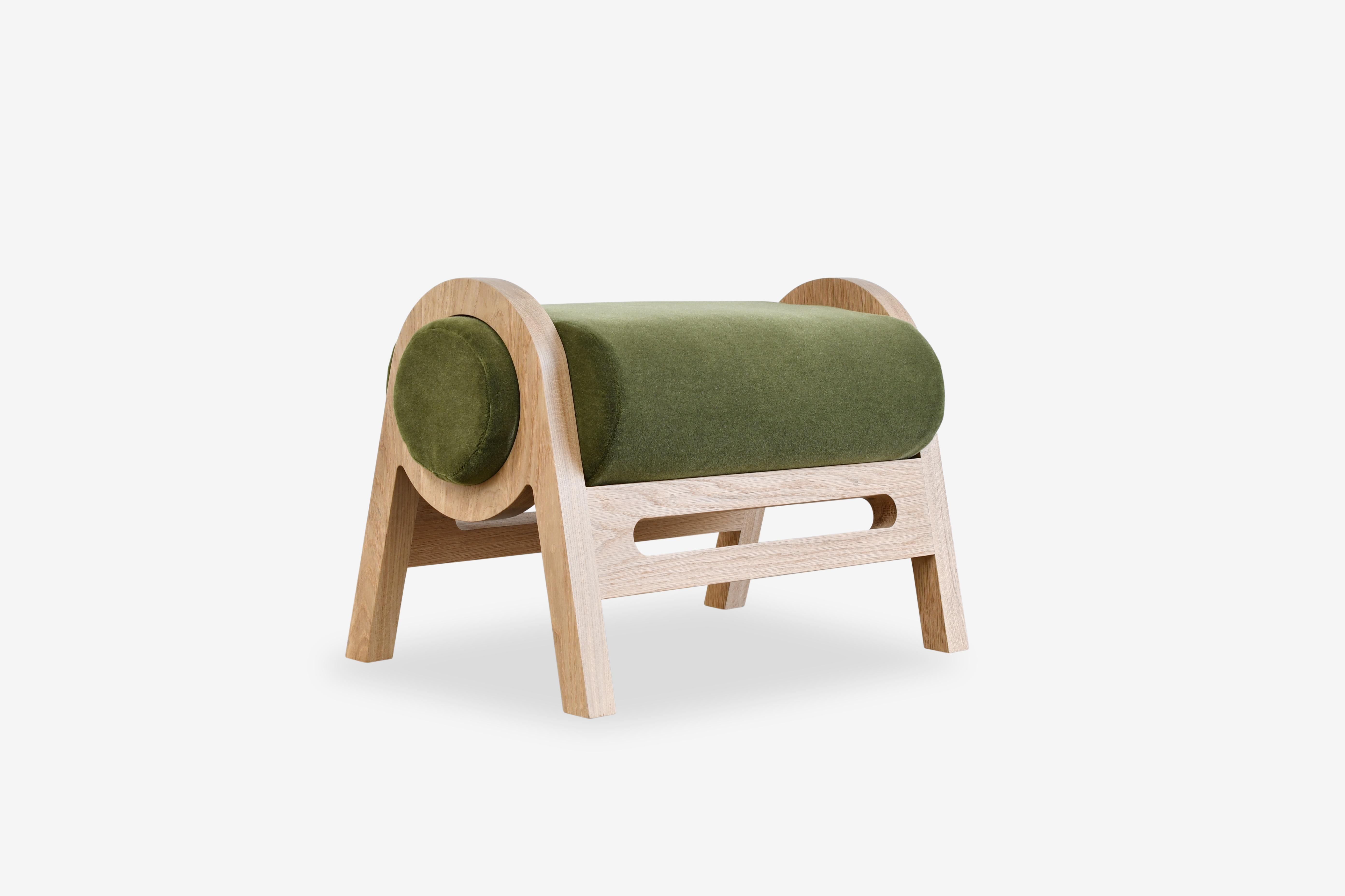 Der Silas Ottoman ist die perfekte Ergänzung zum Silas Lounge Chair mit seiner Konfiguration des freiliegenden Massivholzrahmens und der klassischen Geometrie. Die Elemente dieser Silhouette sind perfekt aufeinander abgestimmt
mit dem Stuhl oder als
