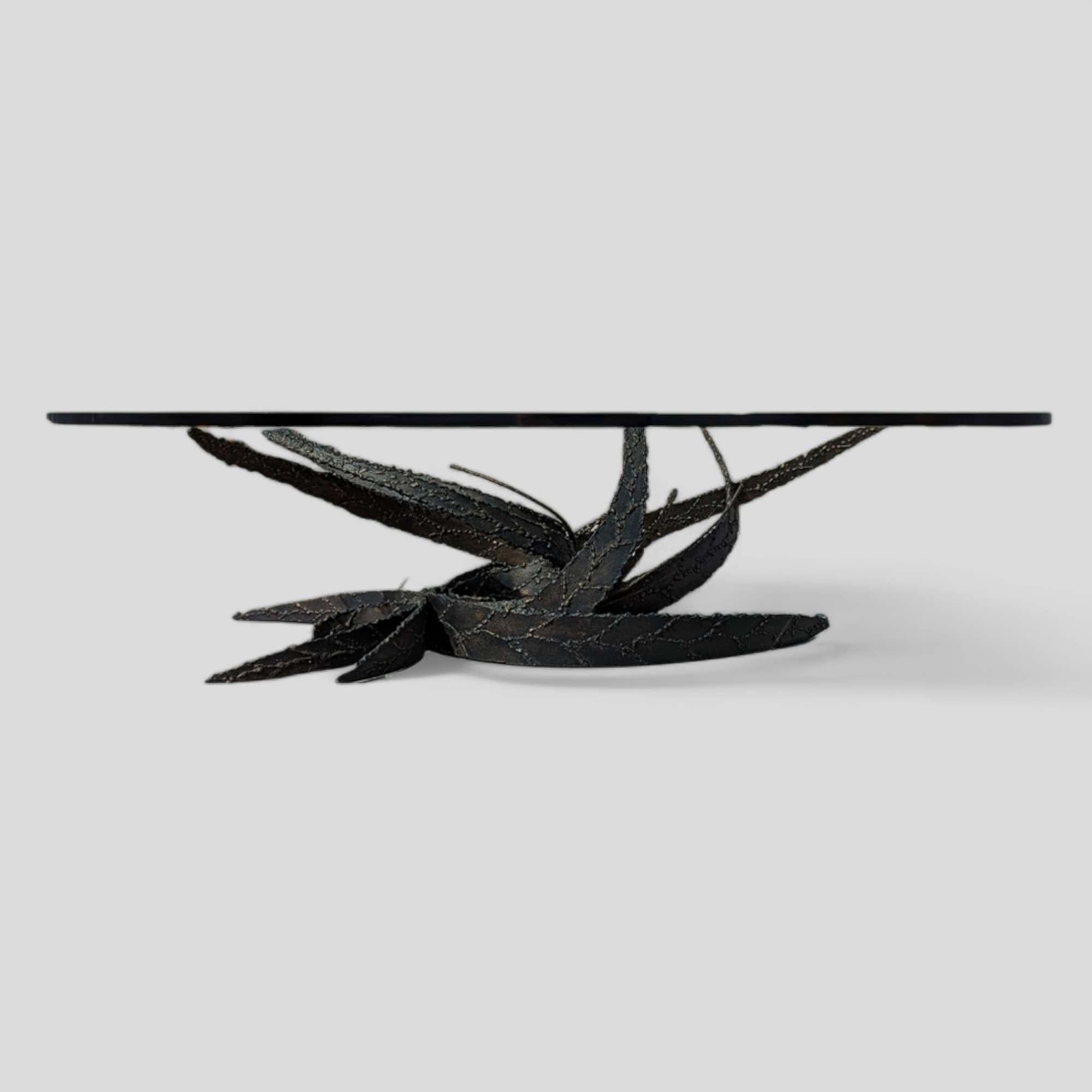 Américain Table basse sculpturale par Daniel Gluck, plateau en verre avec base en métal brutaliste, années 70 en vente