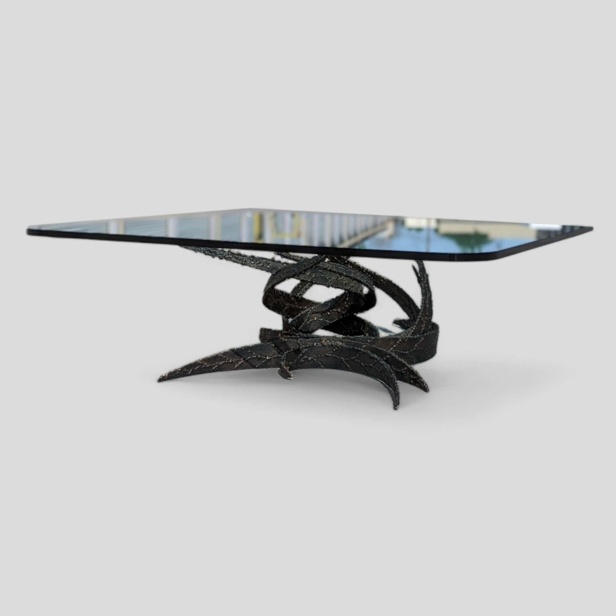 Table basse sculpturale par Daniel Gluck, plateau en verre avec base en métal brutaliste, années 70 Excellent état - En vente à Rancho Cucamonga, CA
