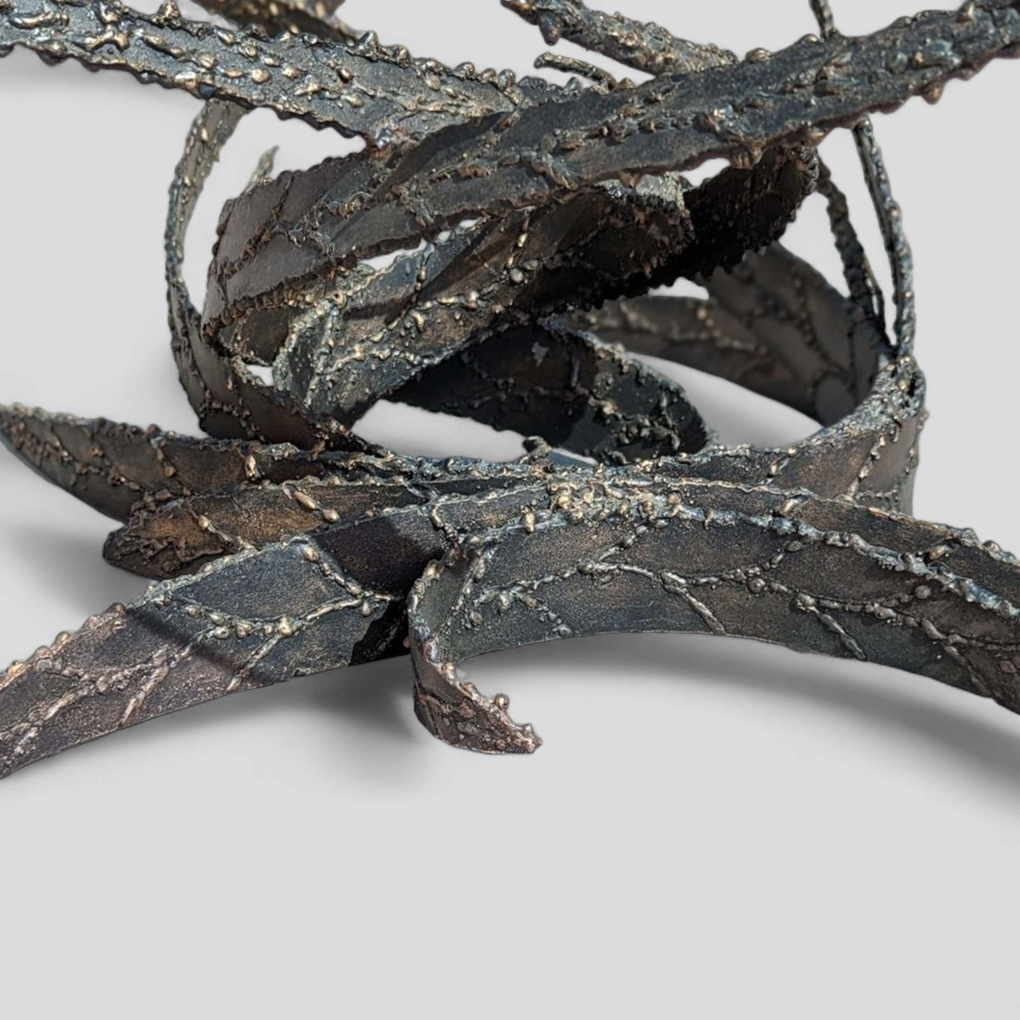 20ième siècle Table basse sculpturale par Daniel Gluck, plateau en verre avec base en métal brutaliste, années 70 en vente