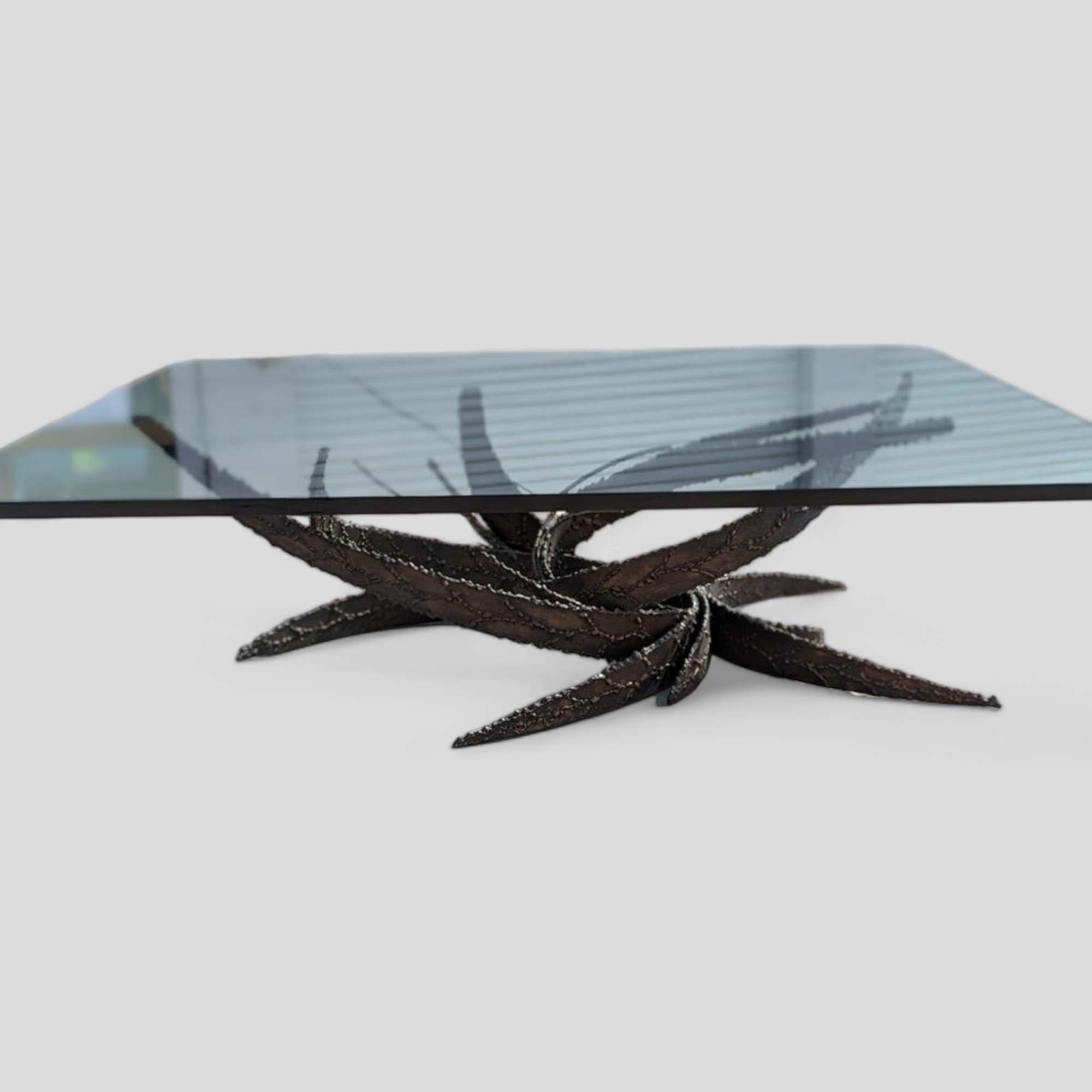 Verre Table basse sculpturale par Daniel Gluck, plateau en verre avec base en métal brutaliste, années 70 en vente