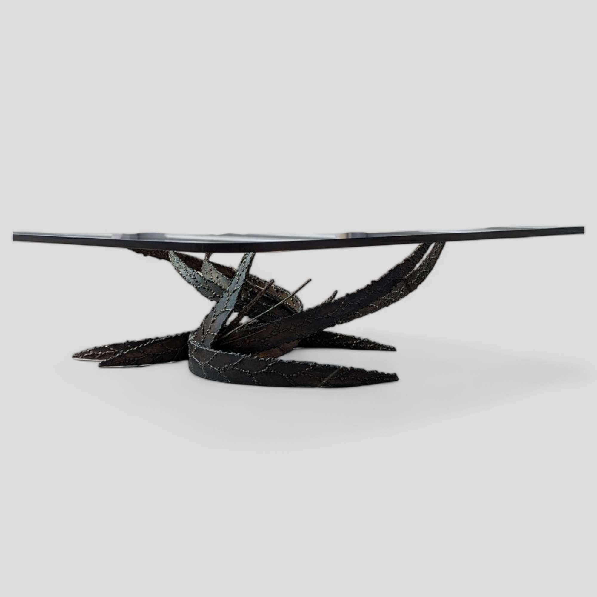 Table basse sculpturale par Daniel Gluck, plateau en verre avec base en métal brutaliste, années 70 en vente 1