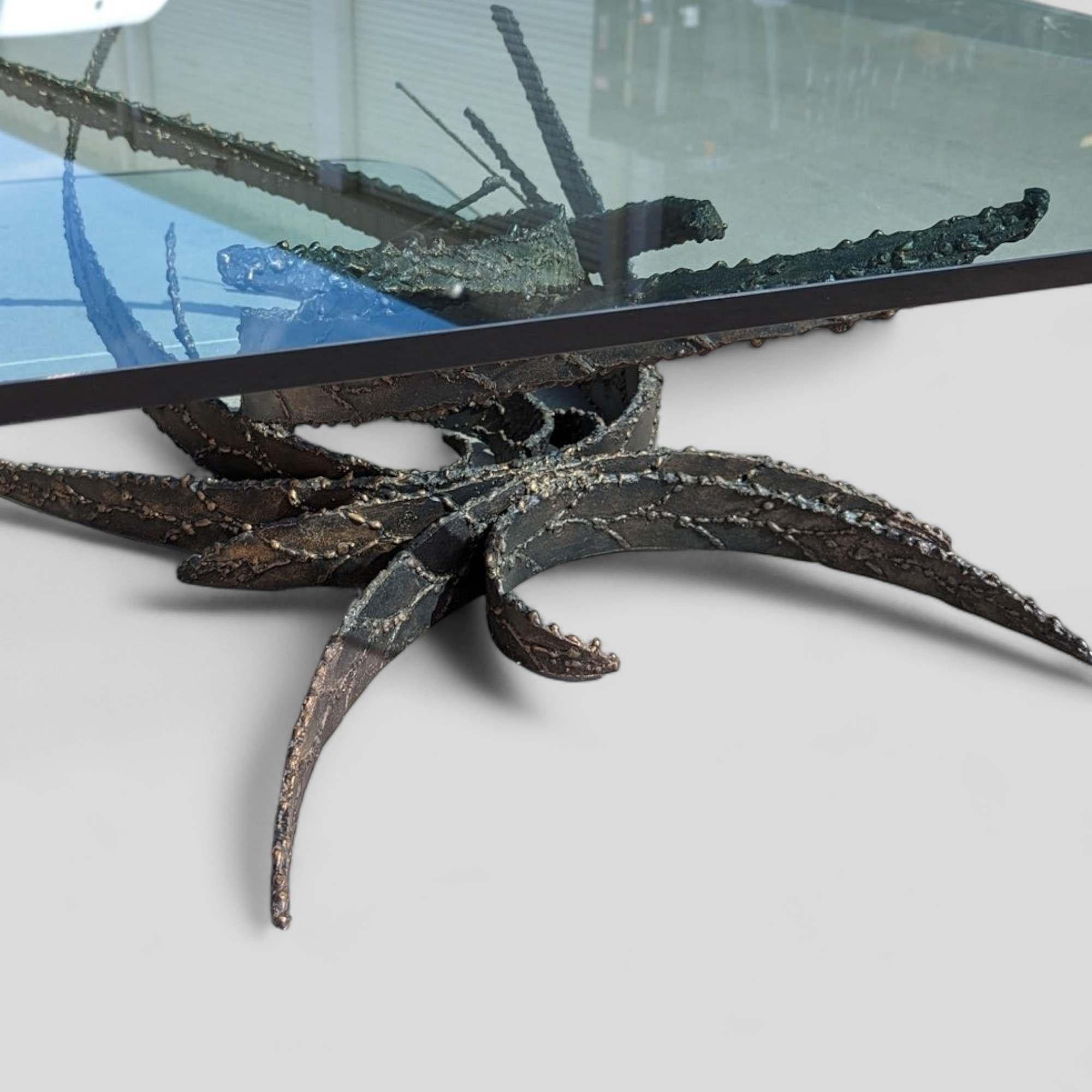 Table basse sculpturale par Daniel Gluck, plateau en verre avec base en métal brutaliste, années 70 en vente 2