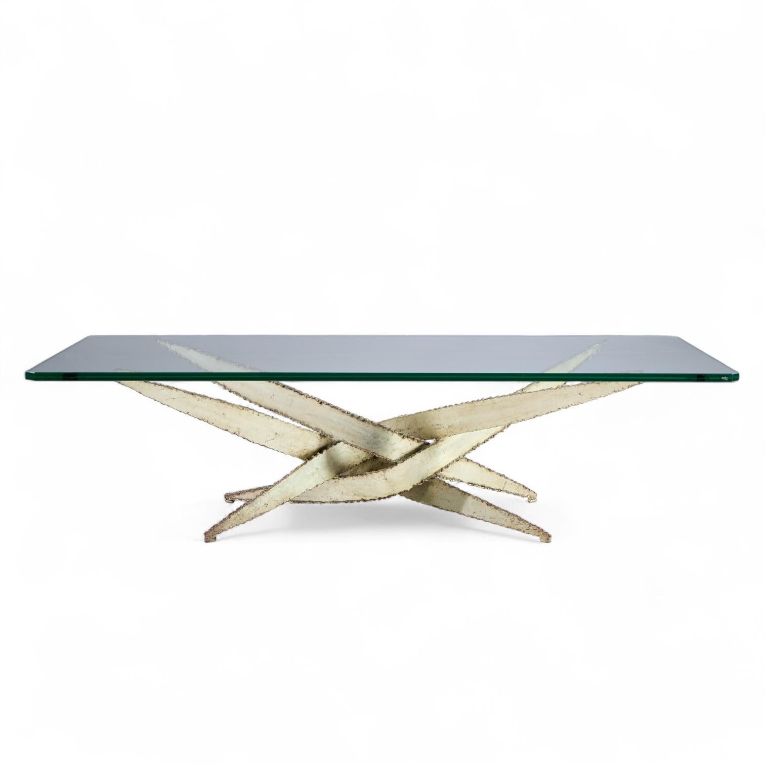 Table basse brutaliste du milieu du siècle de Silas Seandel

Cette table basse mesure : 59.75 de large x 29.75 de profond x 16.25 de haut

Excellent état.

Nous prenons nos photos dans un studio à éclairage contrôlé afin de montrer le plus de