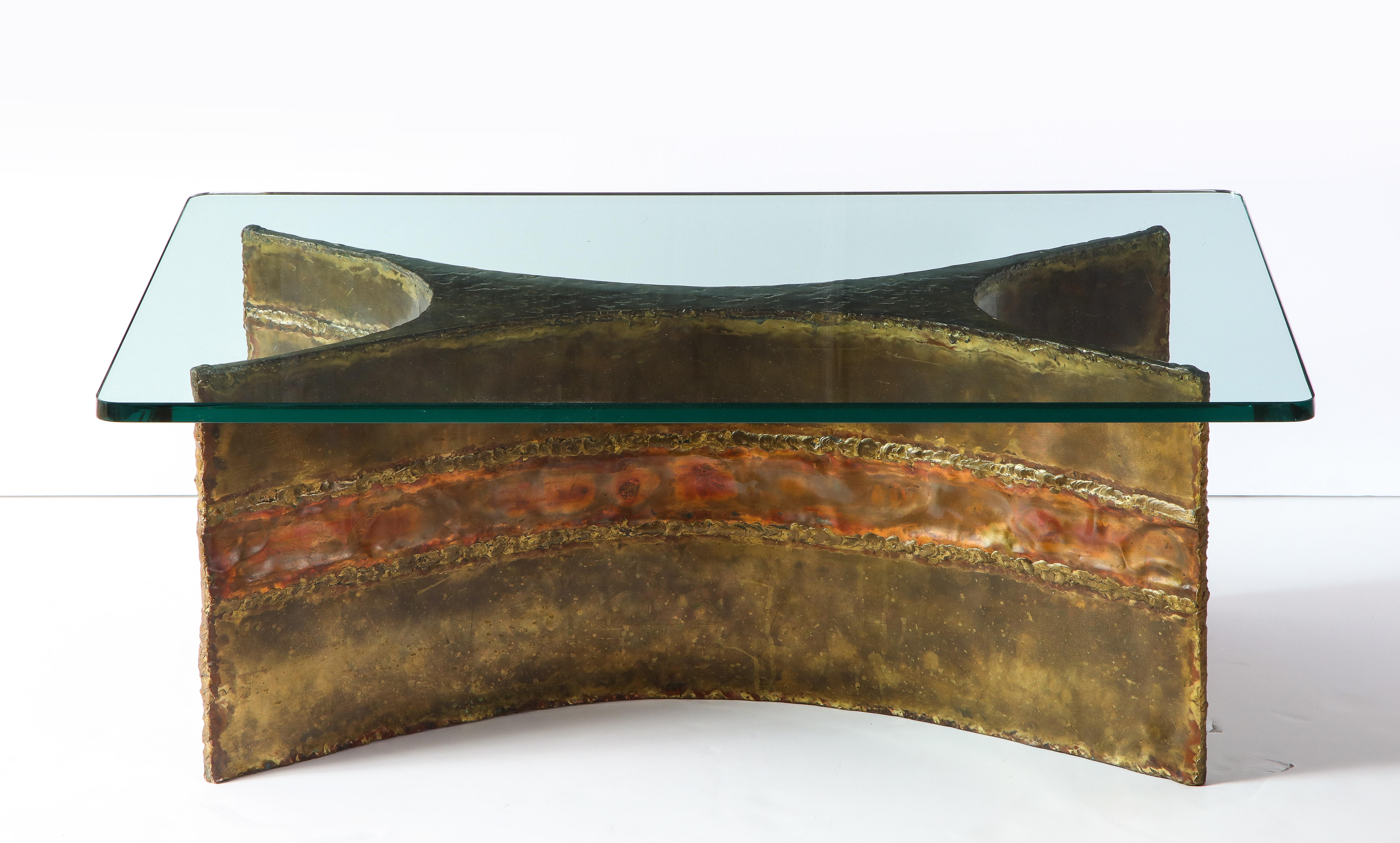 Soudé Table basse Silas Seandel, bronze, laiton, cuivre, verre en vente