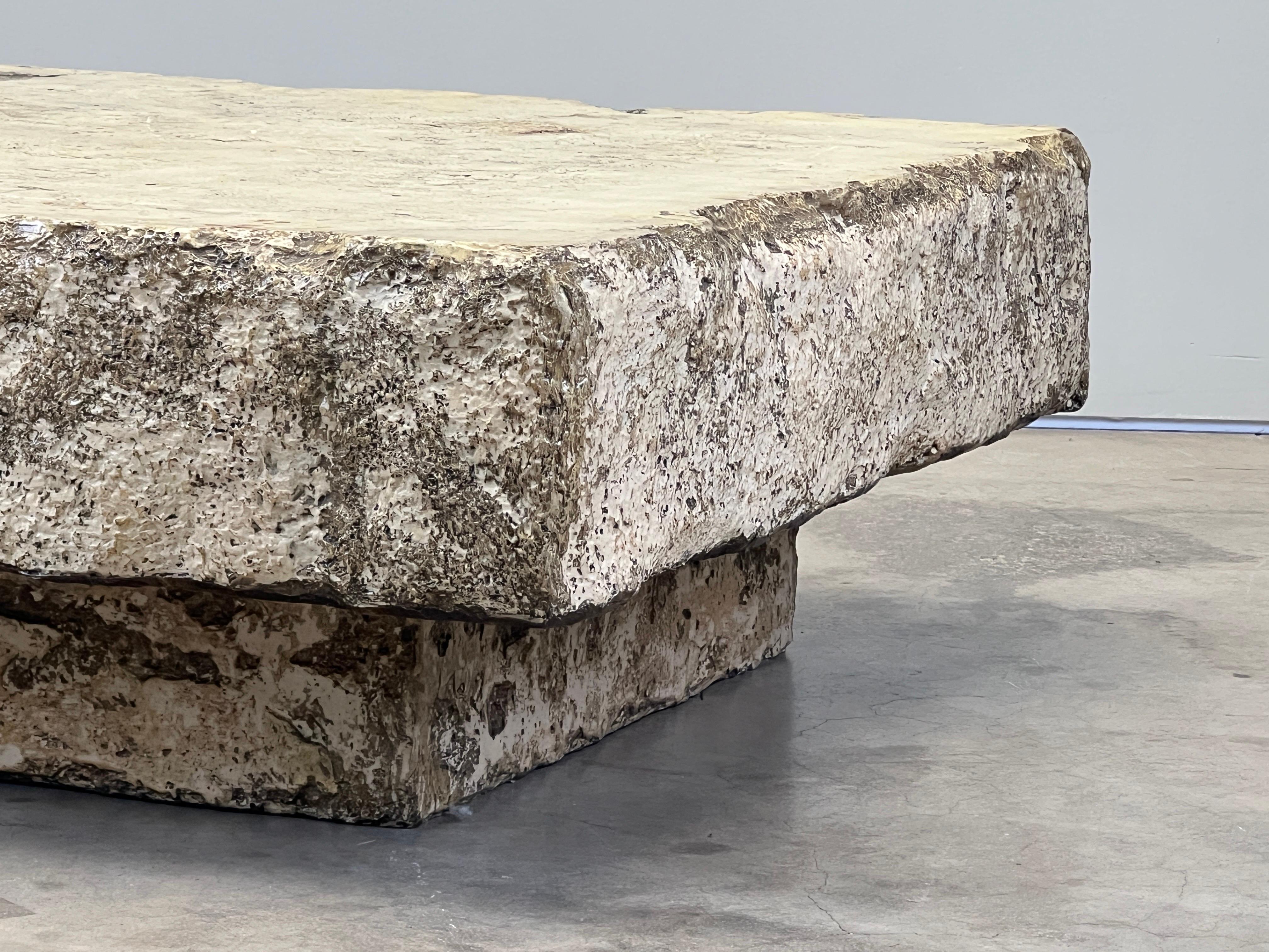Table basse en fausse pierre Silas Seandel en vente 6