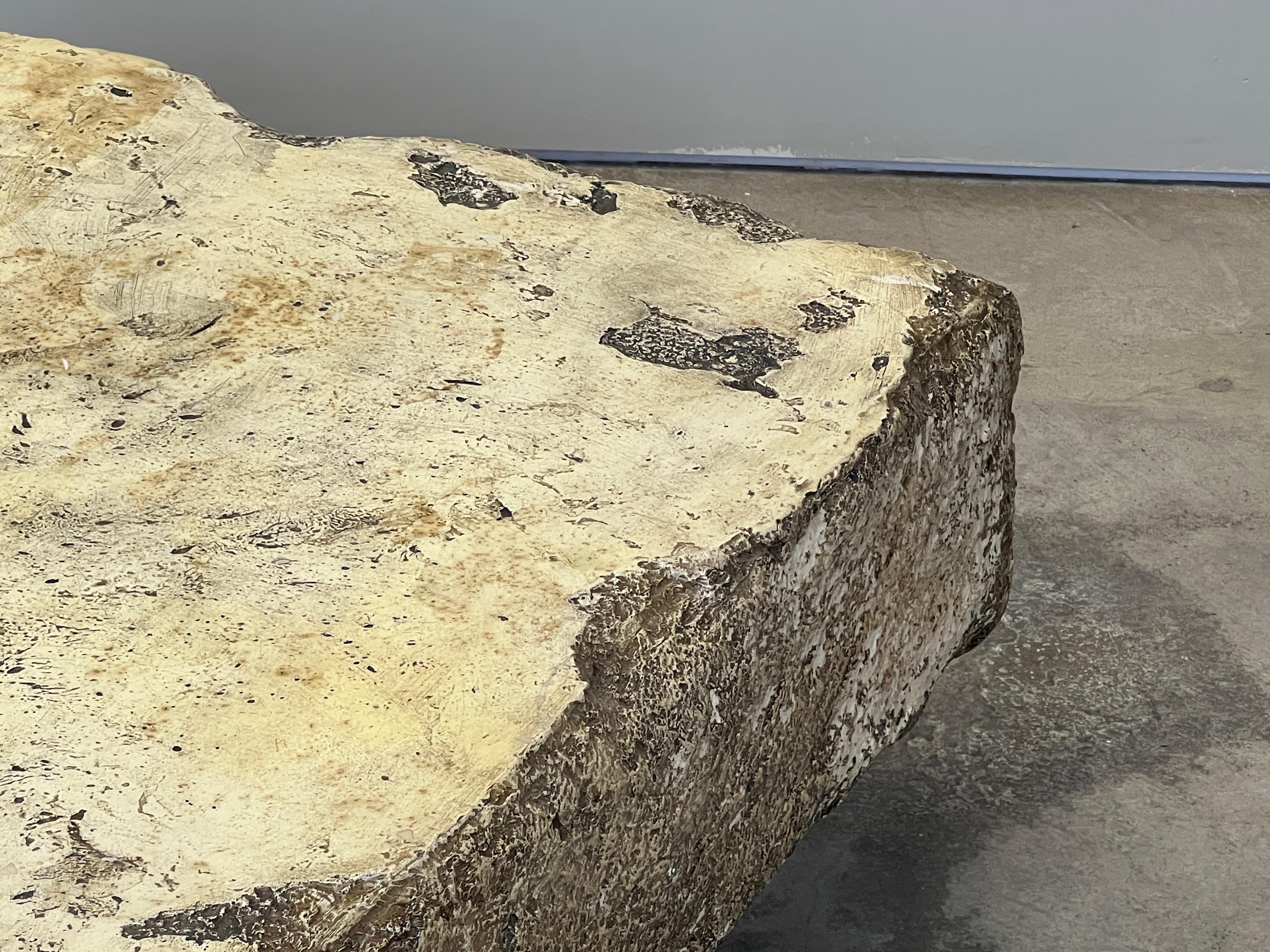 Table basse en fausse pierre Silas Seandel en vente 10