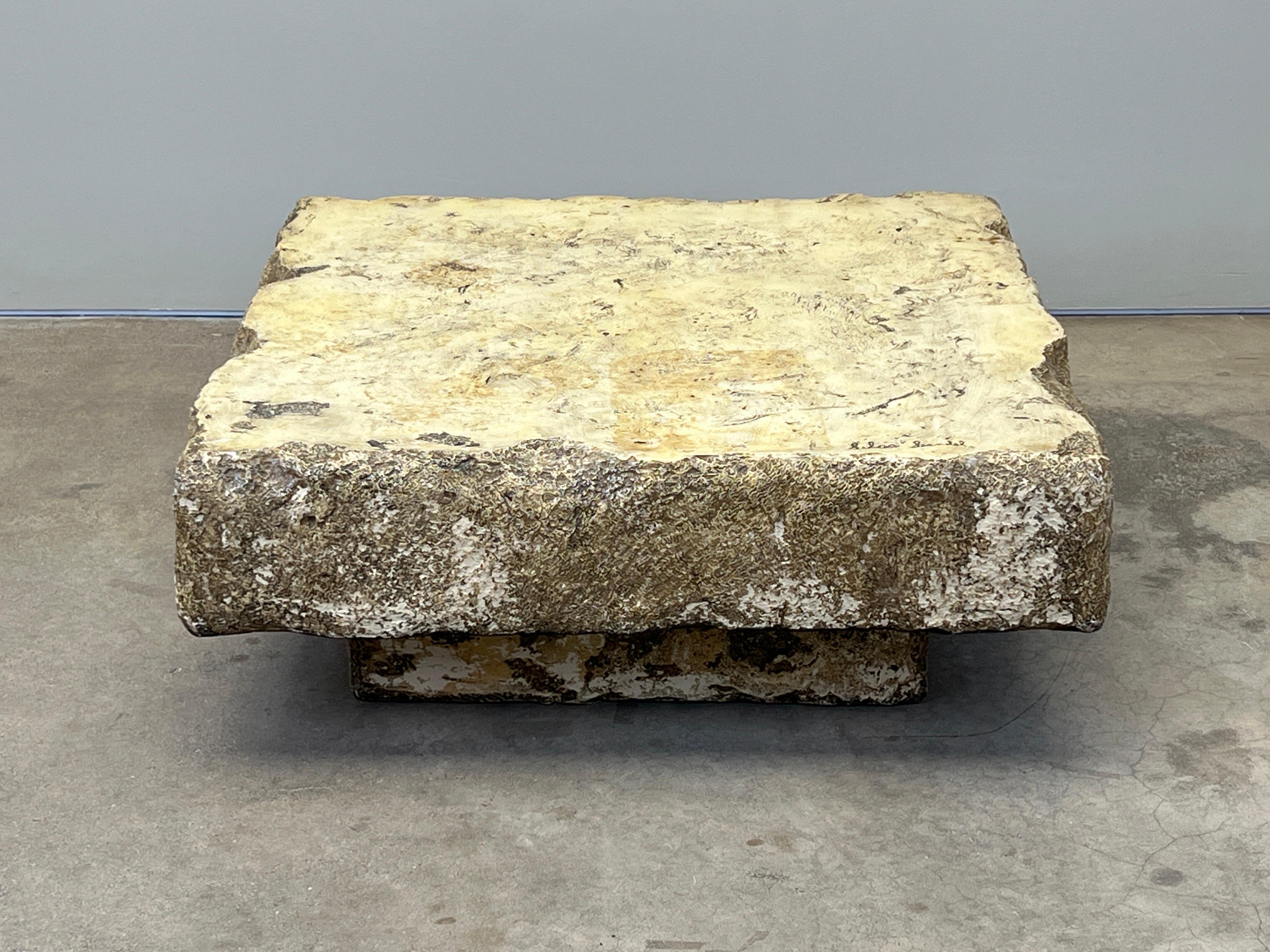 Une table basse inhabituelle en fausse pierre en fibre de verre par Silas Seandel. 