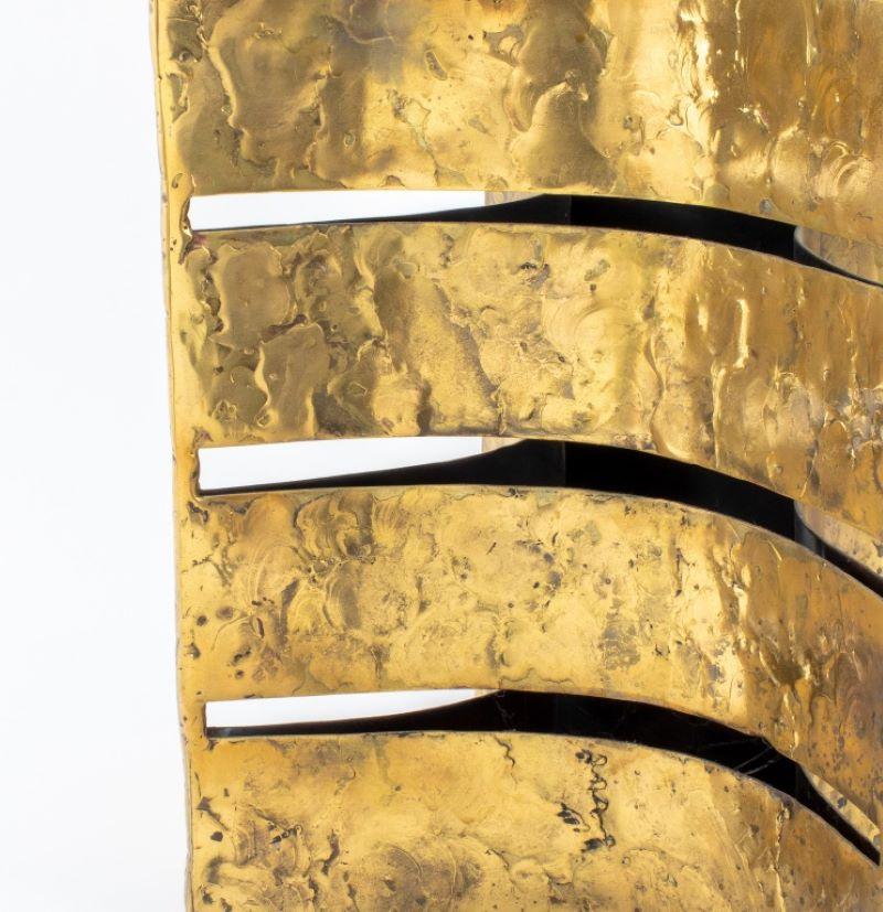 Silas Seandel: Beistelltisch aus vergoldeter Bronze mit Glasplatte 1