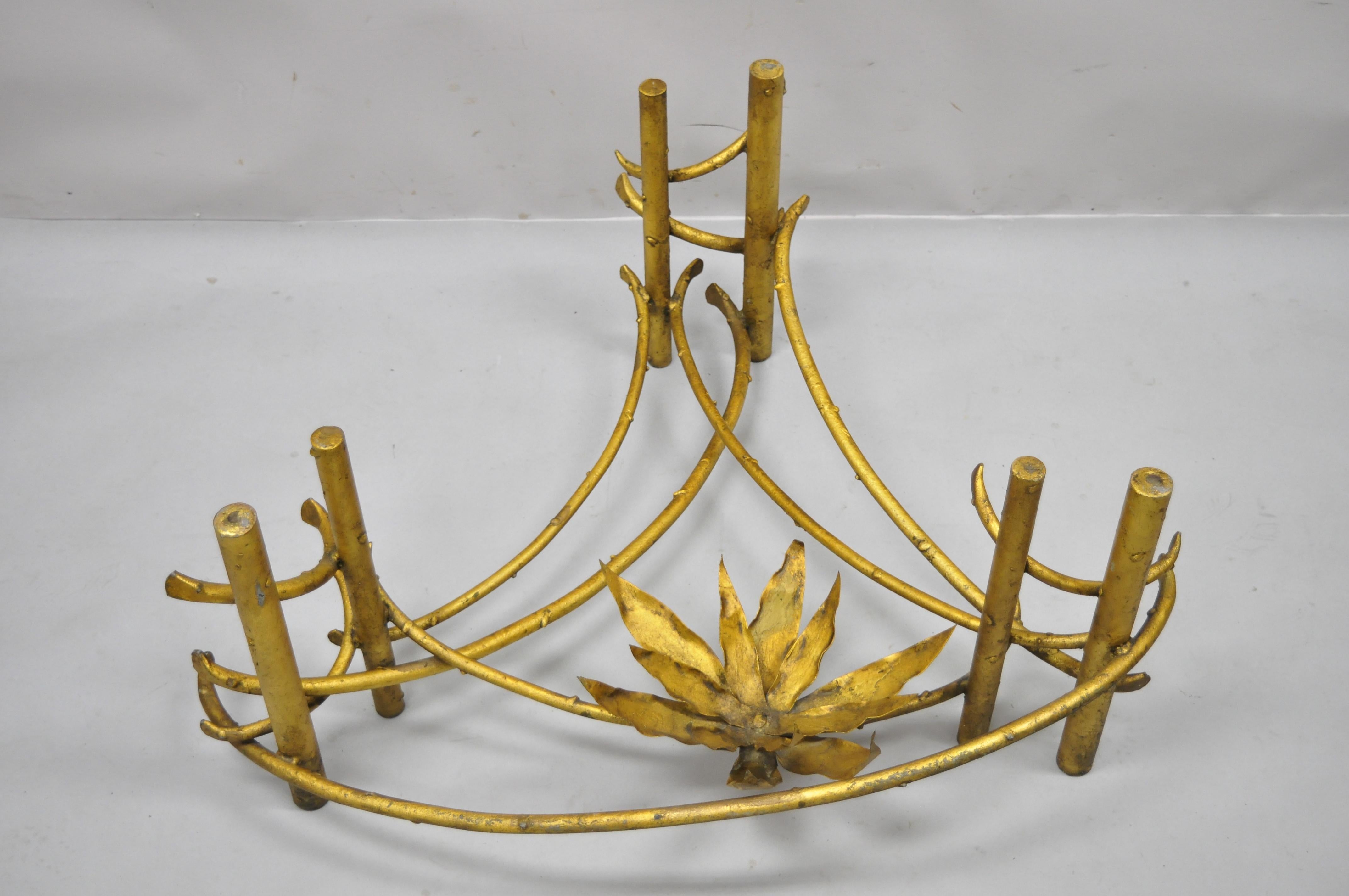 Base de table basse brutaliste Silas Seandel fleur de lotus en fer doré. L'article présente une finition dorée, un design de fleur de lotus, une base de branche en faux bois, une construction en fer, un très bel article vintage, un style et une