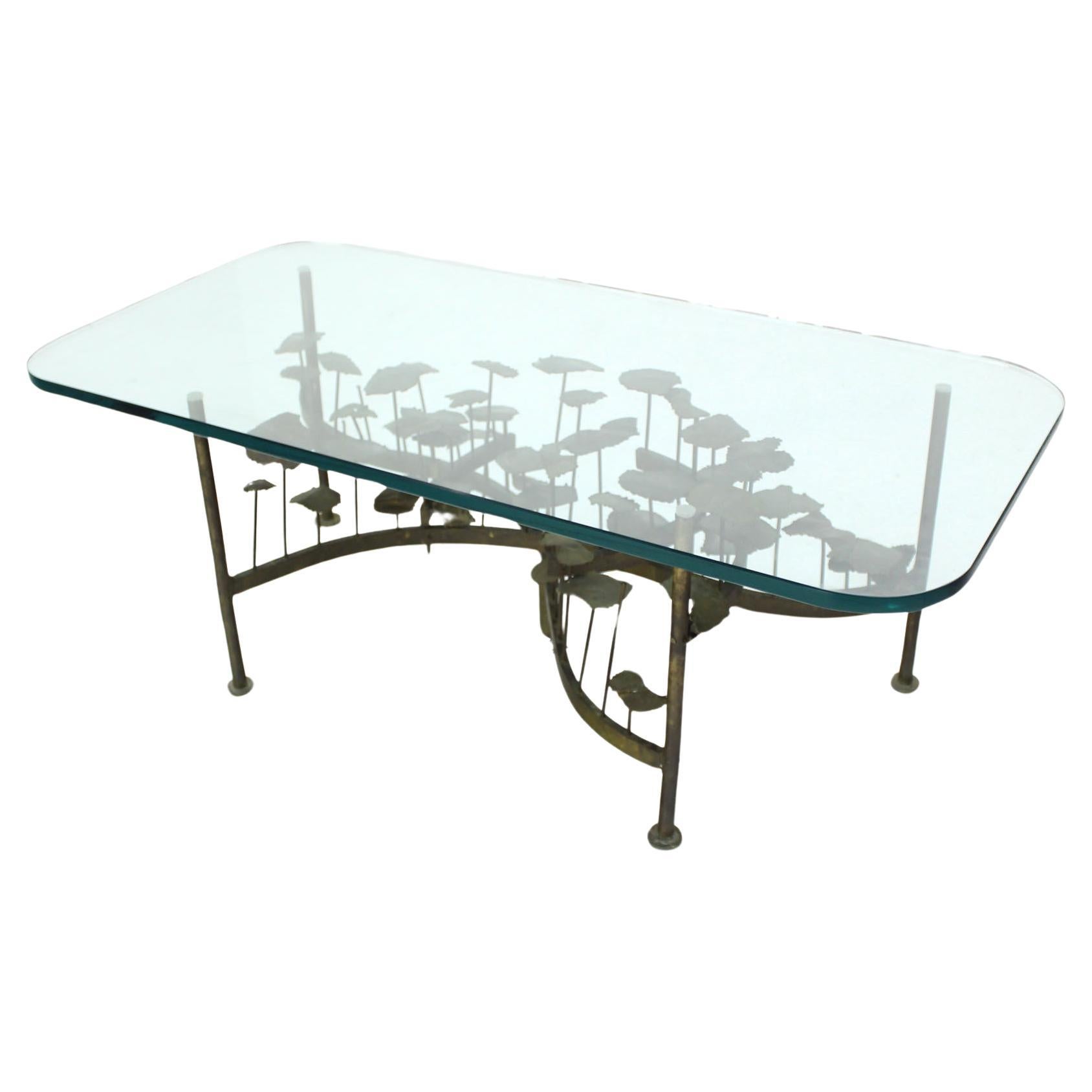 Silas Seandel Table basse brutaliste moderne du milieu du siècle avec base en laiton et plateau en verre 