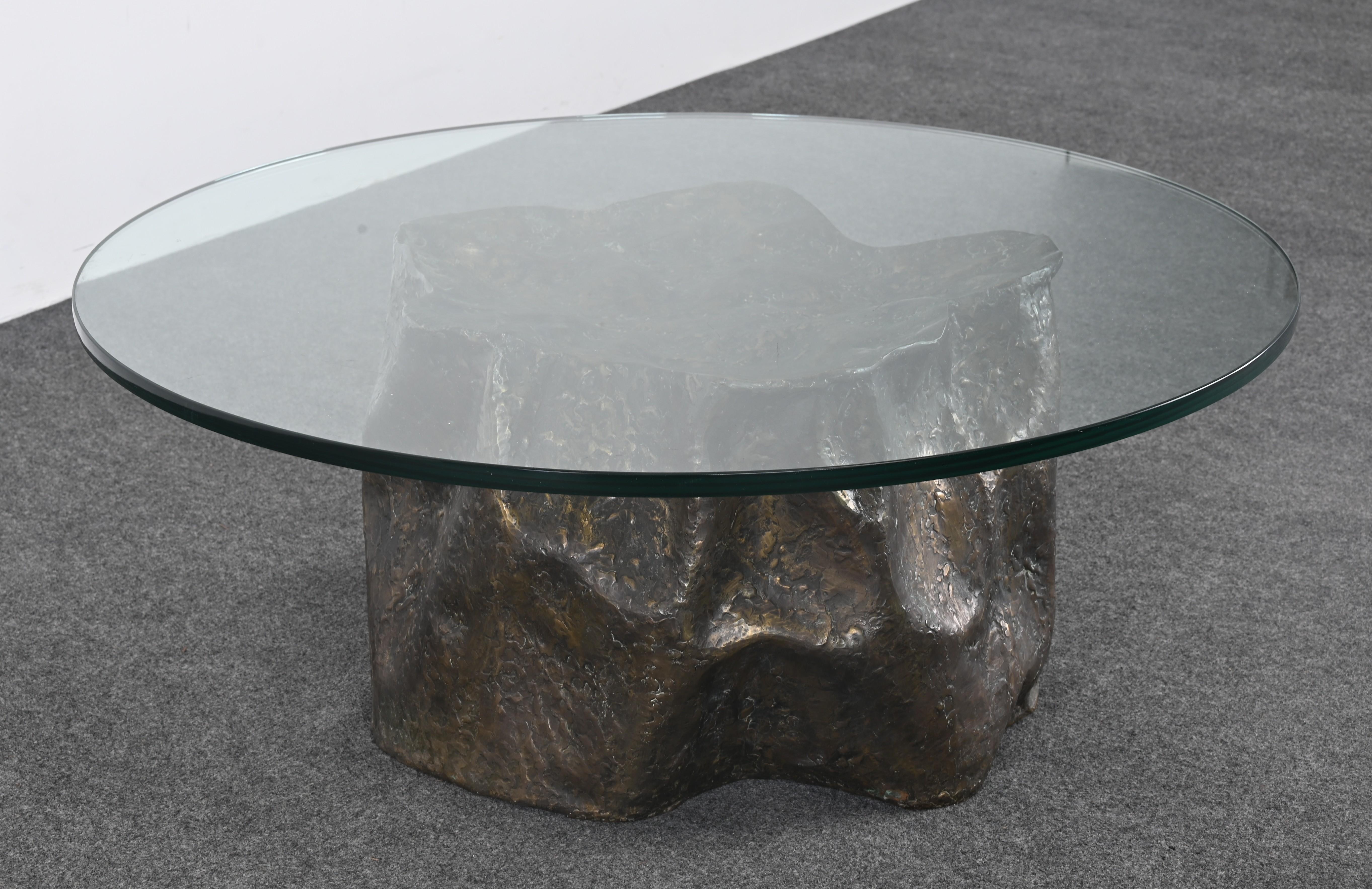 Ein seltener modernistischer patinierter Bronze-Cocktail oder niedriger Tisch des Künstlers Silas Seandel, NY, NY. USA. Kunsthandwerker und Metallschmied, der seit 50 Jahren Werke für Innenarchitekten, Architekten und private Sammler herstellt.