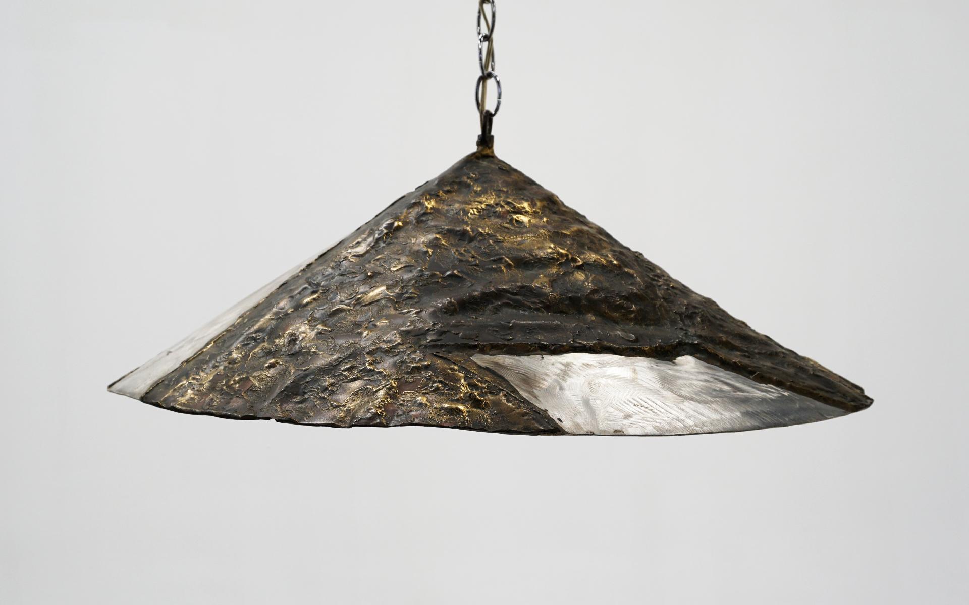Mid-Century Modern Lampe à suspension Silas Seandel, laiton patiné et aluminium, signature gravée en vente